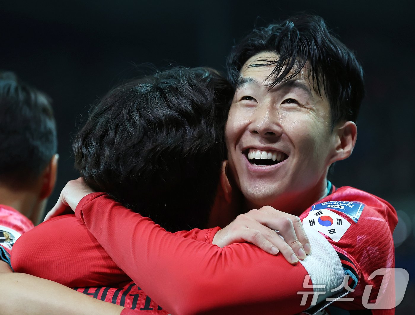 본문 이미지 - 11일 오후 서울 마포구 상암동 서울월드컵경기장에서 열린 2026 북중미 월드컵 아시아 2차 예선 조별리그 C조 6차전 대한민국과 중국의 경기 후반전, 대한민국 손흥민이 선취골을 넣은 이강인을 꼭 안아주고 있다. 2024.6.11/뉴스1 ⓒ News1 김진환 기자