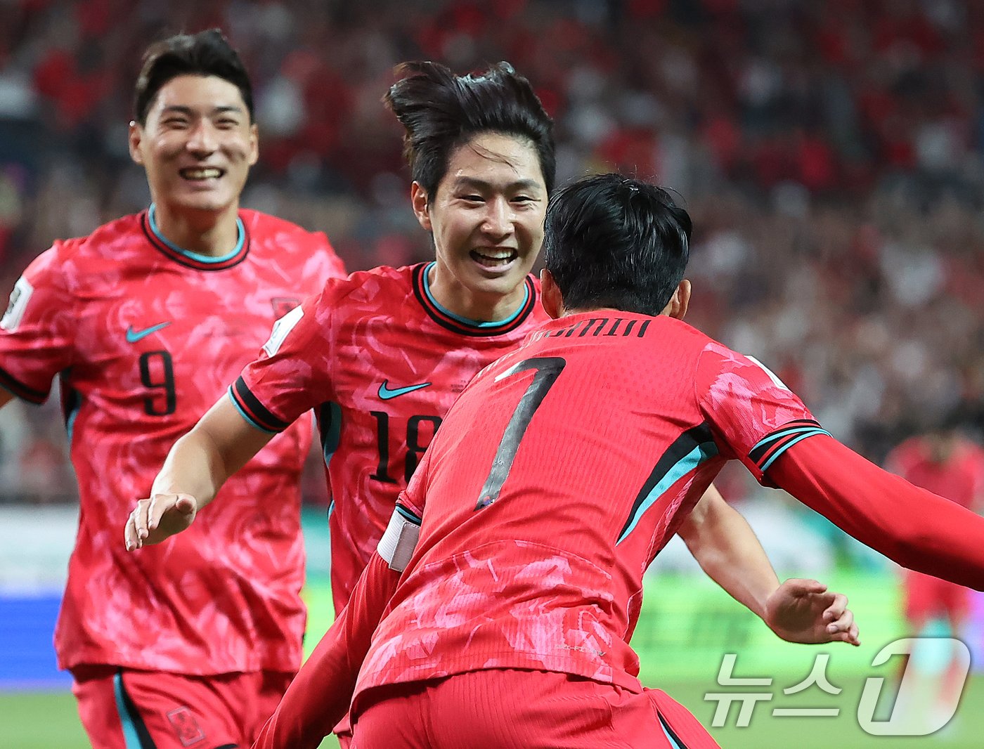 본문 이미지 - 11일 오후 서울 마포구 상암동 서울월드컵경기장에서 열린 2026 북중미 월드컵 아시아 2차 예선 조별리그 C조 6차전 대한민국과 중국의 경기 후반전, 대한민국 이강인이 선취골을 넣은 뒤 손흥민과 기쁨을 나누고 있다. 2024.6.11/뉴스1 ⓒ News1 김진환 기자
