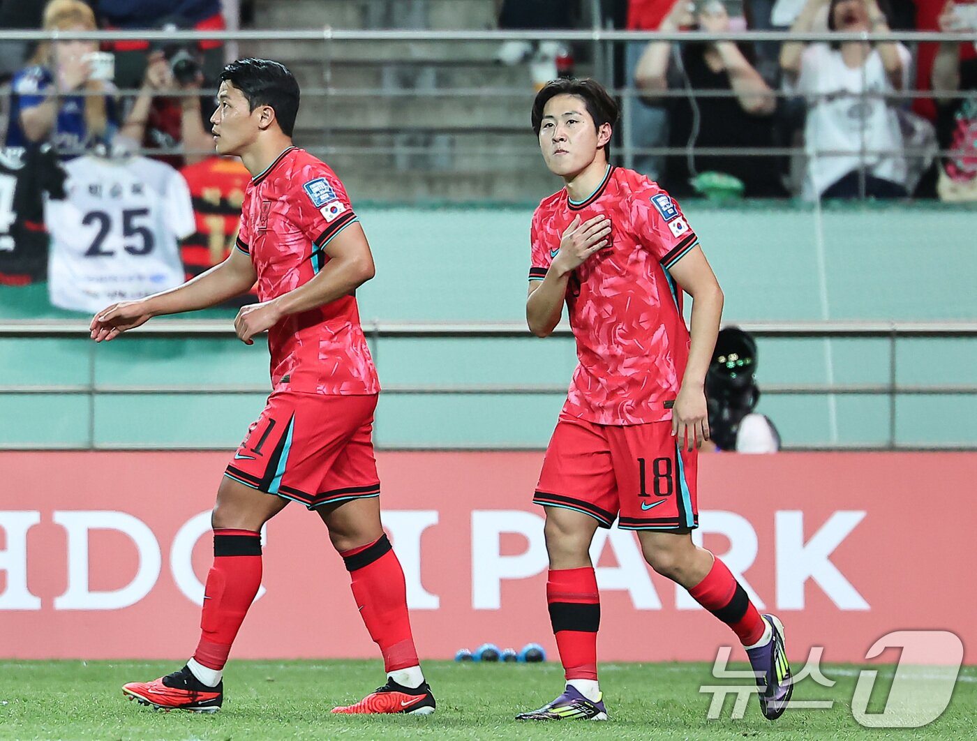 본문 이미지 - 11일 오후 서울 마포구 상암동 서울월드컵경기장에서 열린 2026 북중미 월드컵 아시아 2차 예선 조별리그 C조 6차전 대한민국과 중국의 경기 후반전에서 대한민국 이강인이 선제골을 넣고 기뻐하고 있다. 2024.6.11/뉴스1 ⓒ News1 김도우 기자