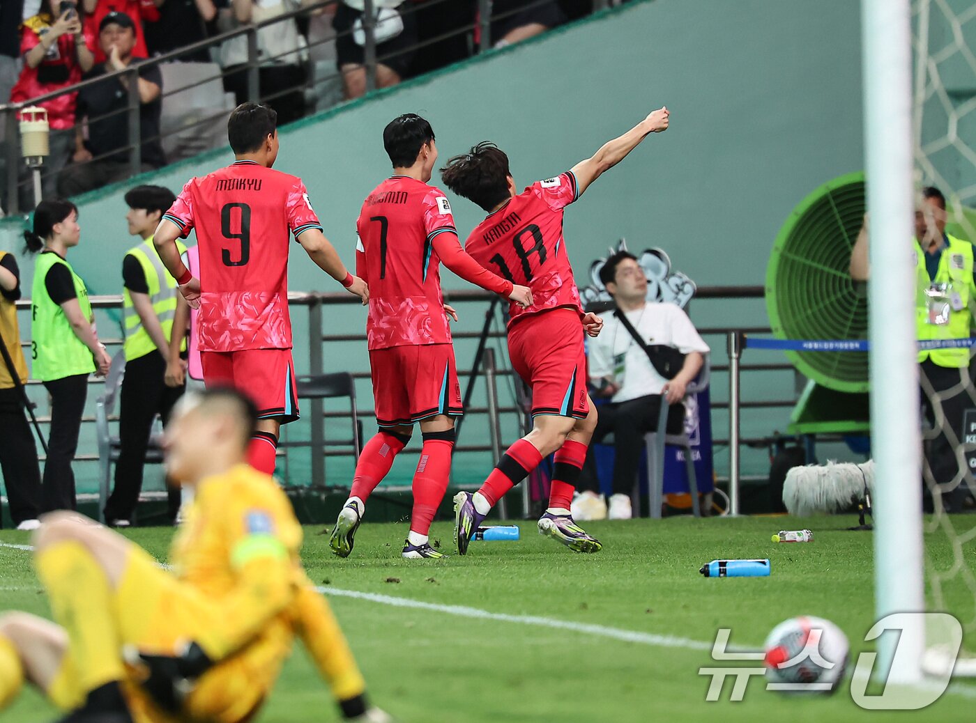 본문 이미지 - 11일 오후 서울 마포구 상암동 서울월드컵경기장에서 열린 2026 북중미 월드컵 아시아 2차 예선 조별리그 C조 6차전 대한민국과 중국의 경기 후반전에서 대한민국 이강인이 선제골을 넣고 기뻐하고 있다. 2024.6.11/뉴스1 ⓒ News1 김도우 기자