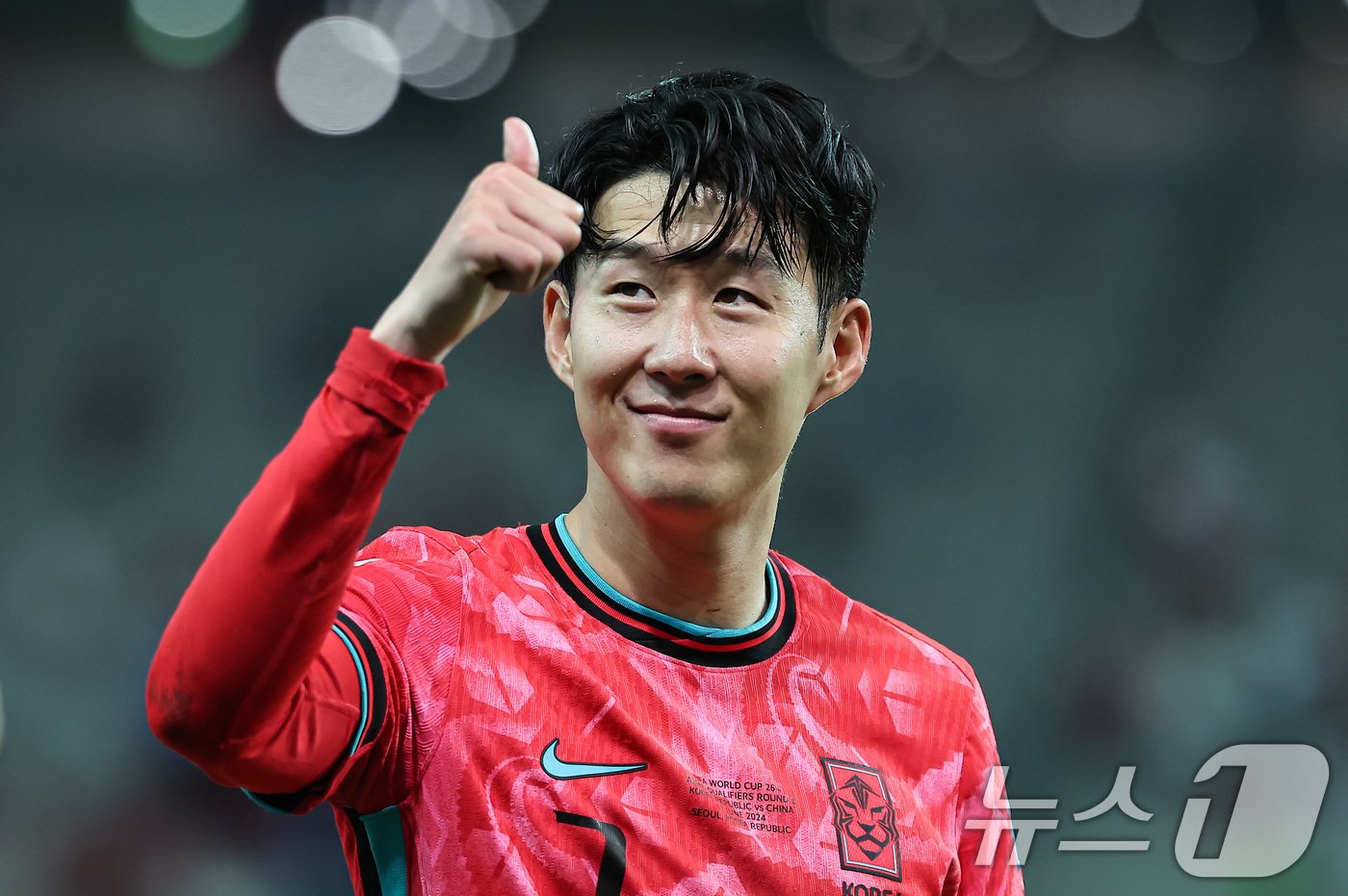 본문 이미지 - 11일 오후 서울 마포구 상암동 서울월드컵경기장에서 열린 2026 북중미 월드컵 아시아 2차 예선 조별리그 C조 6차전 대한민국과 중국의 경기, 손흥민이 1대0으로 승리 후 관중에게 인사하고 있다. 2024.6.11/뉴스1 ⓒ News1 김도우 기자