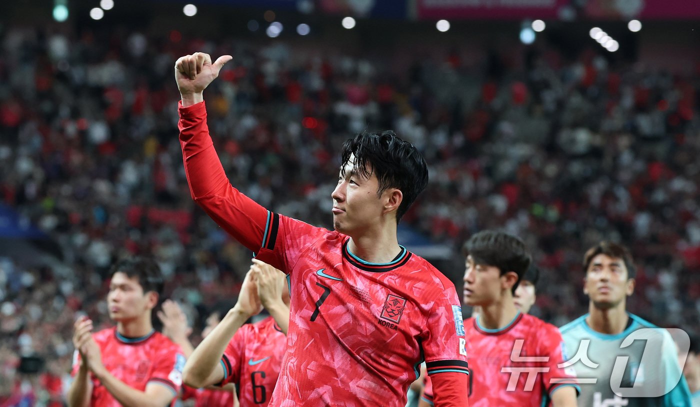 본문 이미지 - 11일 오후 서울 마포구 상암동 서울월드컵경기장에서 열린 2026 북중미 월드컵 아시아 2차 예선 조별리그 C조 6차전 대한민국과 중국의 경기에서 1대0으로 승리한 대한민국 주장 손흥민이 팬들에게 인사하고 있다. 2024.6.11/뉴스1 ⓒ News1 이동해 기자