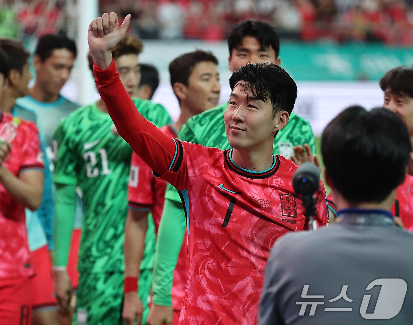 본문 이미지 - 11일 오후 서울 마포구 상암동 서울월드컵경기장에서 열린 2026 북중미 월드컵 아시아 2차 예선 조별리그 C조 6차전 대한민국과 중국의 경기에서 1대0 승리를 거둔 대한민국 손흥민을 비롯한 선수들이 응원석 팬들을 향해 인사하고 있다. 2024.6.11/뉴스1 ⓒ News1 김진환 기자