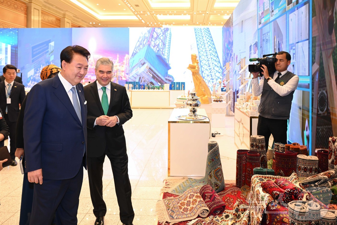 (서울=뉴스1) 송원영 기자 = 윤석열 대통령이 11일(현지시간) 투르크메니스탄 아시카바트의 상공회의소에서 열린 '한-투르크메니스탄 비즈니스 포럼'에서 투르크메니스탄 국가최고지도자 …
