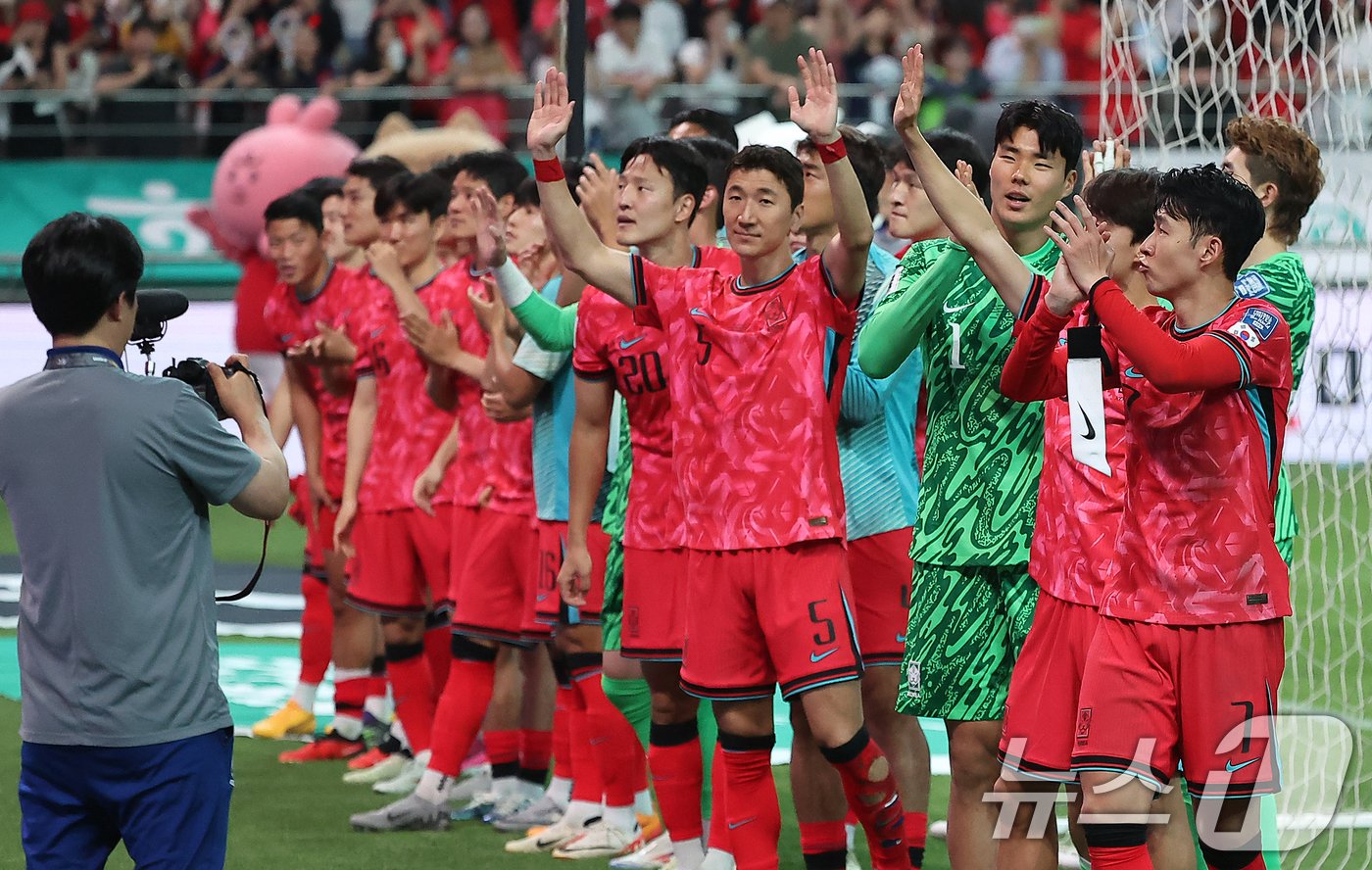 11일 오후 서울 마포구 상암동 서울월드컵경기장에서 열린 2026 북중미 월드컵 아시아 2차 예선 조별리그 C조 6차전 대한민국과 중국의 경기에서 1대0 승리를 거둔 대한민국 선수들이 팬들에게 인사하고 있다. 2024.6.11/뉴스1 ⓒ News1 김진환 기자