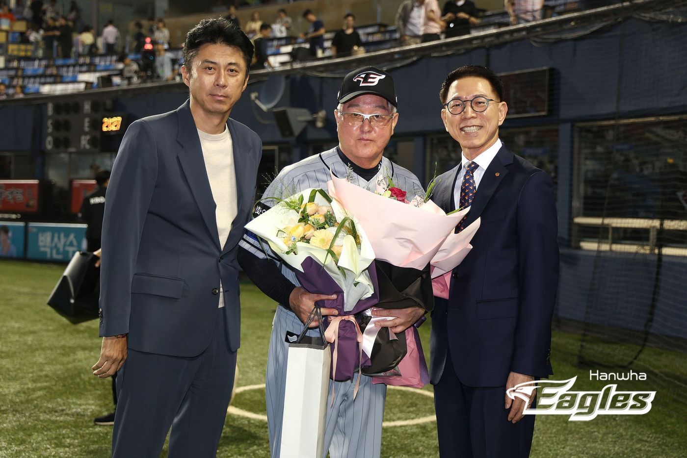 본문 이미지 - 김경문 한화 이글스 감독(가운데)이 11일 열린 KBO리그 잠실 두산 베어스전에서 6-1로 승리하며 감독 통산 900승을 달성했다. 사진은 오른쪽부터 한화 이글스의 박종태 대표이사, 김경문 감독, 손혁 단장. (한화 이글스 제공)