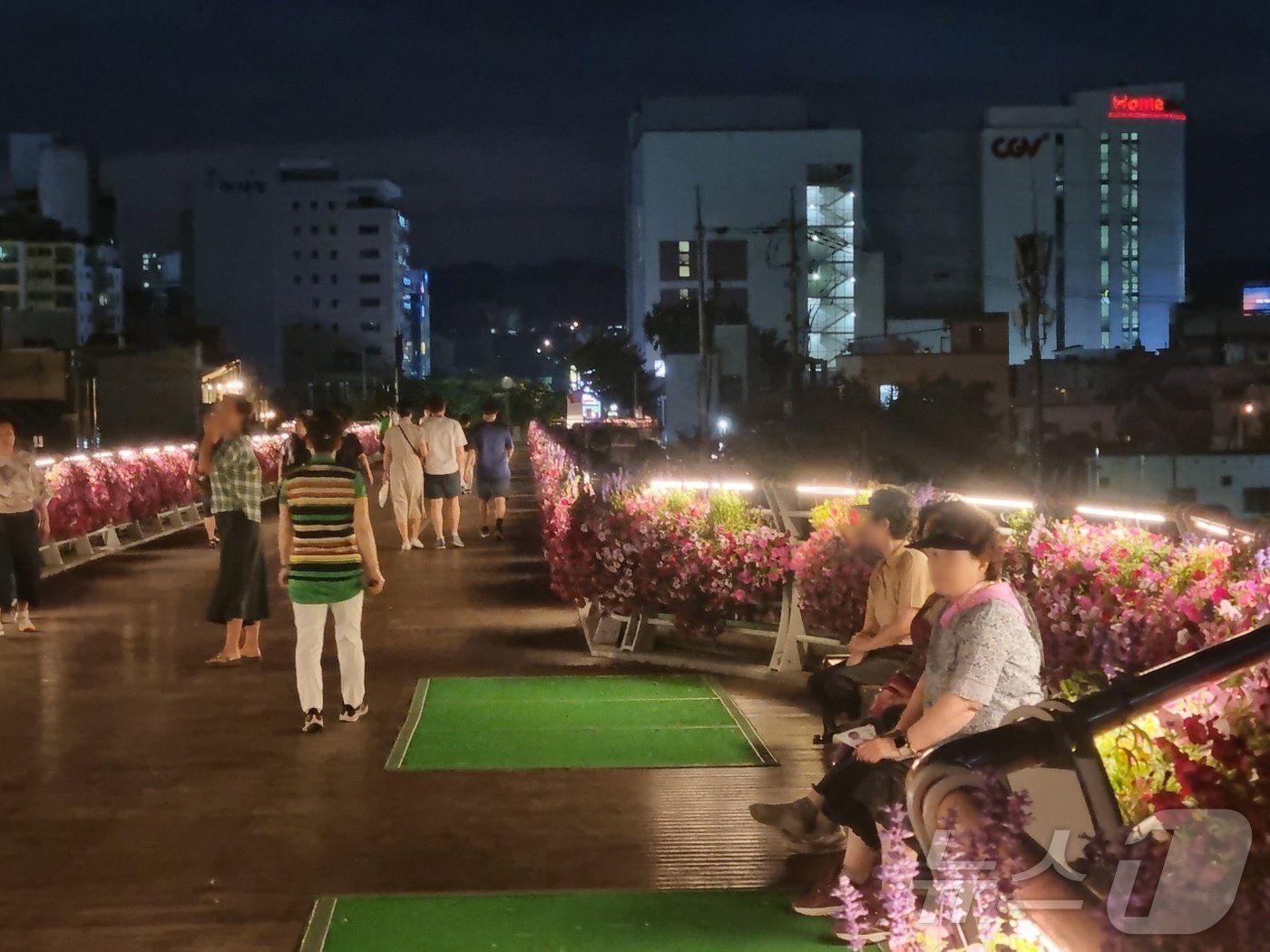 본문 이미지 - 이른 열대야가 기승을 부린 지난 11일 오후 강원 강릉시 월화교를 찾은 시민들이 무더위를 식히고 있다.  2024.6.12/뉴스1 윤왕근 기자