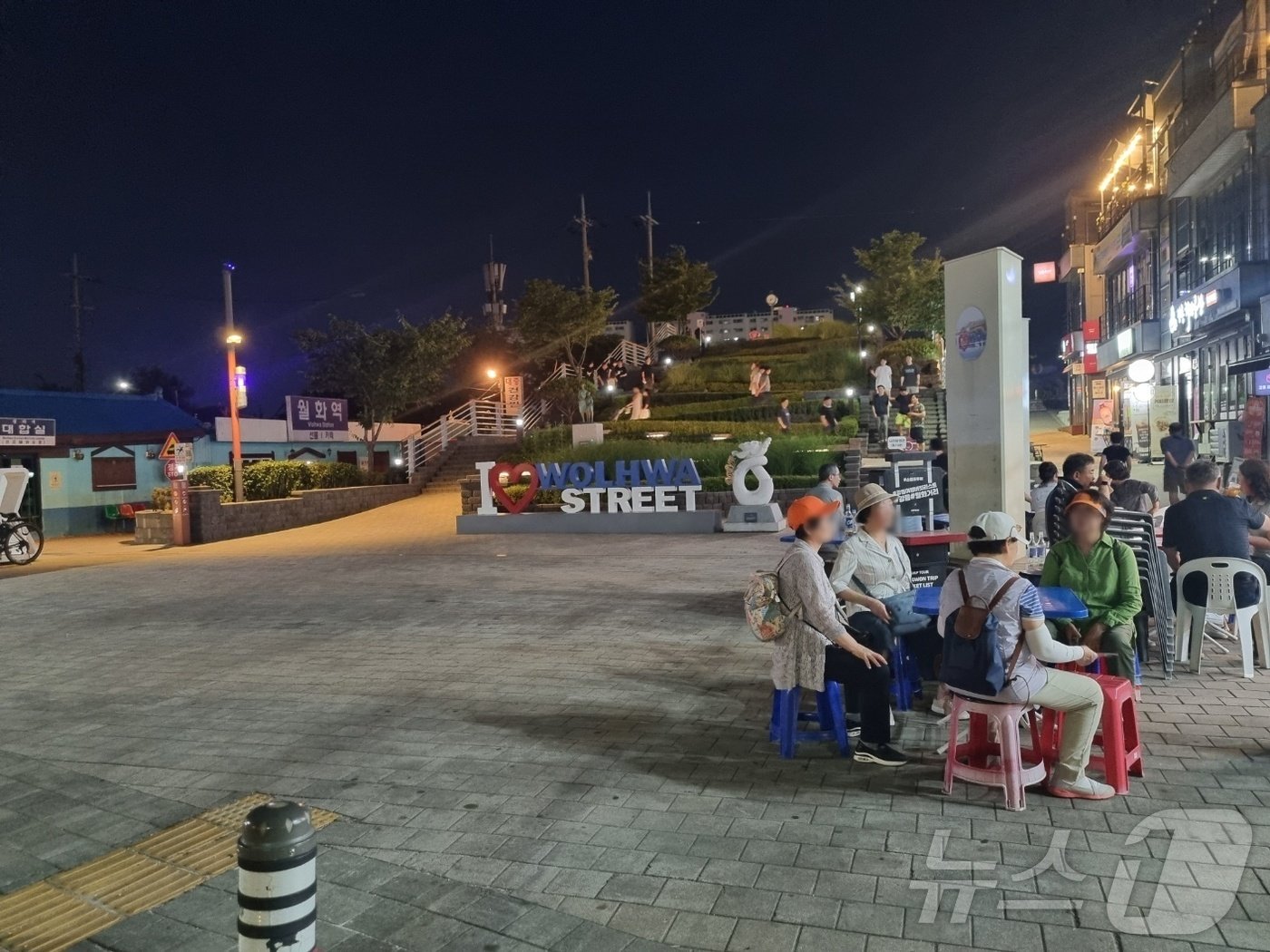 본문 이미지 - 이른 열대야가 기승을 부린 지난 11일 오후 강원 강릉시 월화거리를 찾은 무더위를 식히고 있다.  2024.6.12/뉴스1 윤왕근 기자