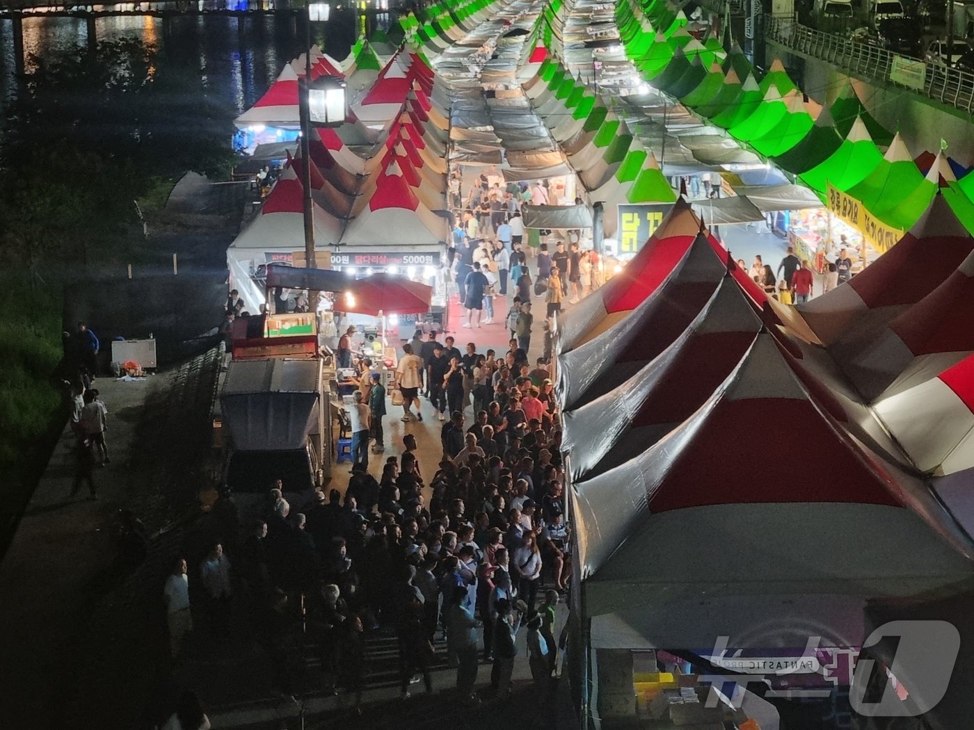 본문 이미지 - 이른 열대야가 기승을 부린 지난 11일 오후 2024 강릉단오제가 열리는 강원 강릉 남대천변 일대에 모인 시민들이 무더위를 잊은 채 축제를 즐기고 있다. 2024.6.12/뉴스1 윤왕근 기자