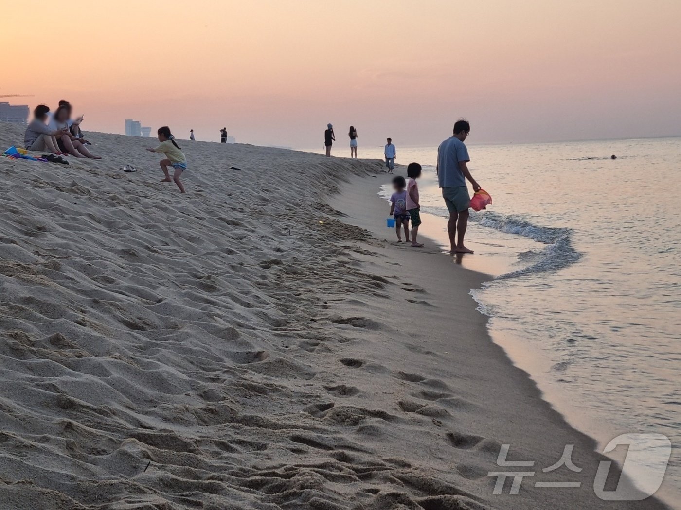 본문 이미지 - 이른 열대야가 기승을 부린 지난 11일 오후 강원 강릉시 안목해변을 찾은 시민이 바닷물에 발을 적시며 무더위를 식히고 있다.  2024.6.12/뉴스1 윤왕근 기자