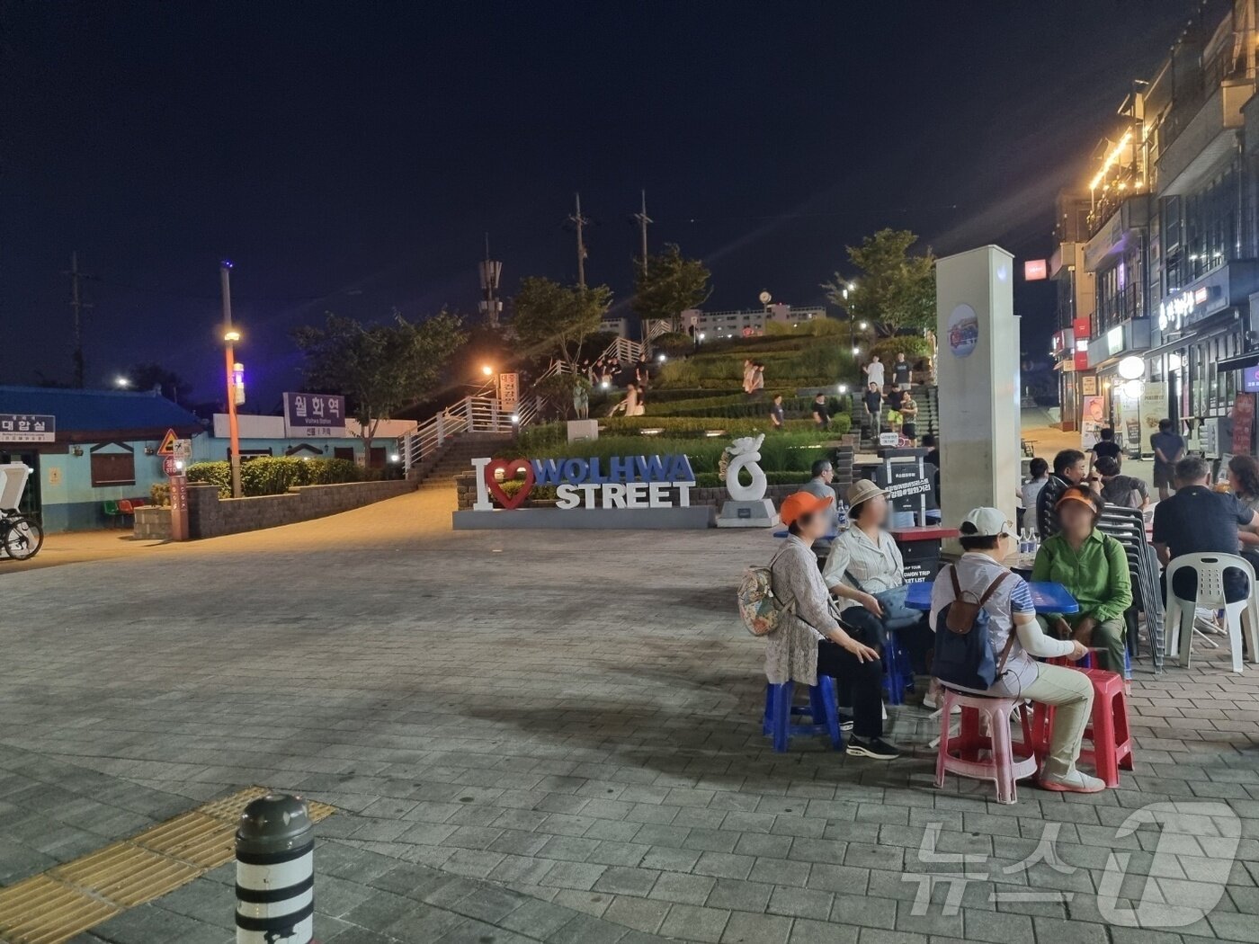 본문 이미지 - 이른 열대야가 기승을 부린 지난 11일 오후 강원 강릉시 월화거리를 찾은 무더위를 식히고 있다. 2024.6.12/뉴스1 윤왕근 기자