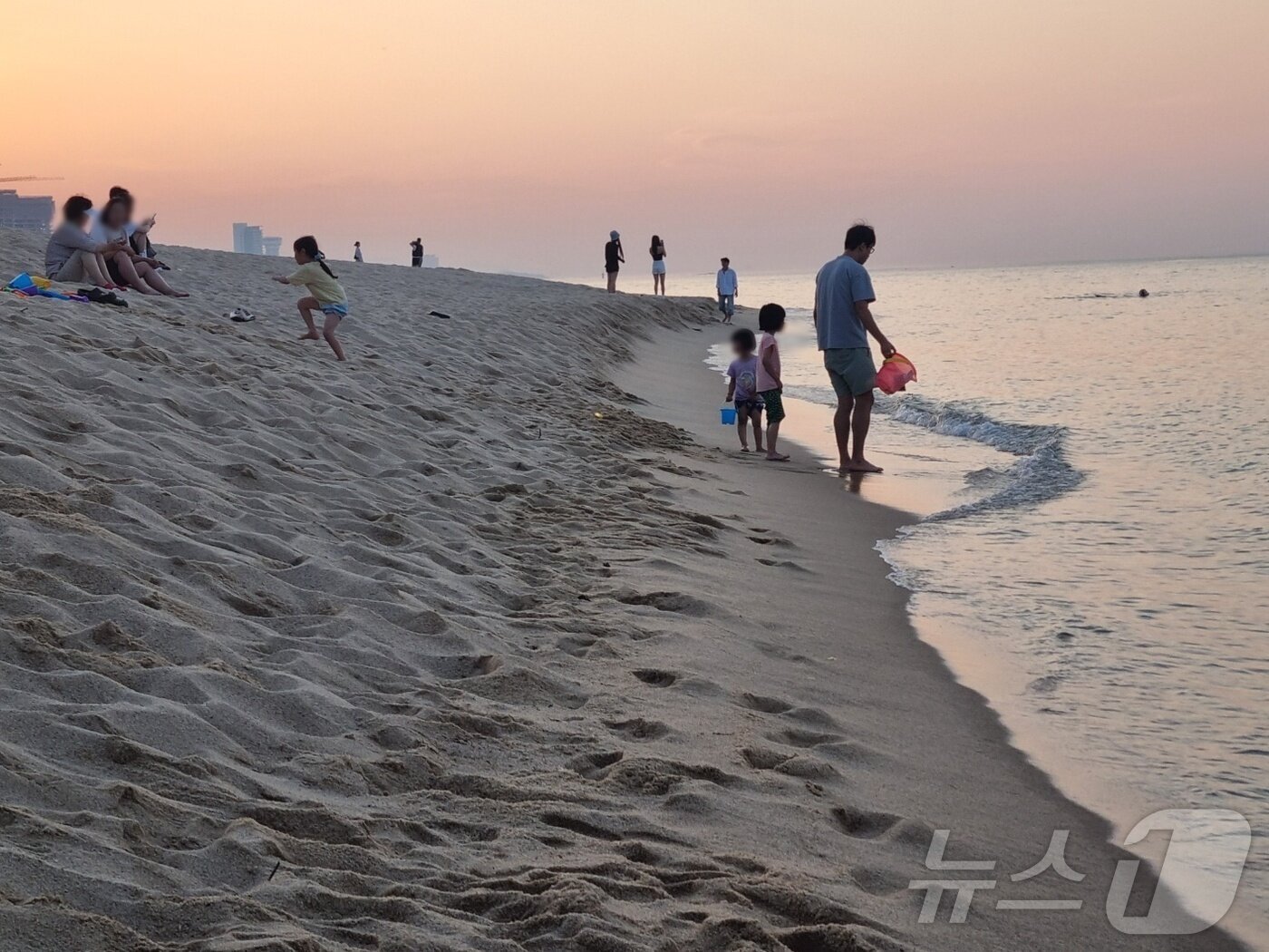 본문 이미지 - 이른 열대야가 기승을 부린 지난 11일 오후 강원 강릉시 안목해변을 찾은 시민이 바닷물에 발을 적시며 무더위를 식히고 있다. 2024.6.12/뉴스1 윤왕근 기자