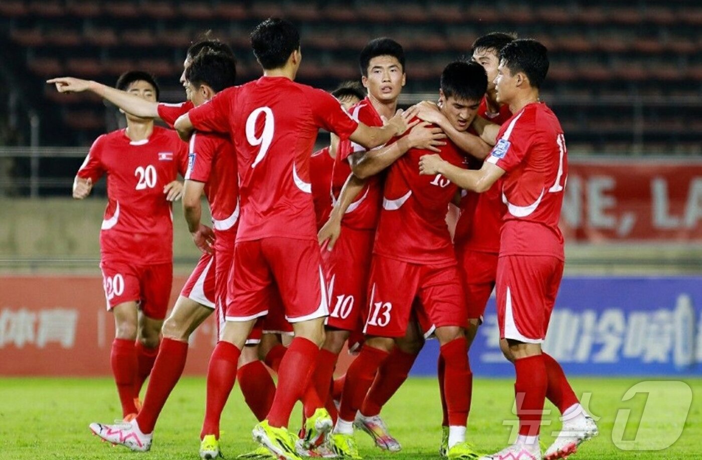 본문 이미지 - (평양 노동신문=뉴스1) = 북한 노동당 기관지 노동신문은 12일 "국제축구연맹 2026년 월드컵경기대회 아시아지역 예선 2단계 2조에 속한 우리나라(북한) 팀과 먄마(미얀마)팀 사이의 2차 경기에서 4:1로 이겼다＂면서 ＂우리나라 팀은 국제축구연맹 2026 월드컵경기대회 아시아지역 예선 3단계 경기에 진출하게 됐다＂라고 보도했다. [국내에서만 사용가능. 재배포 금지. DB 금지. For Use Only in the Republic of Korea. Redistribution Prohibited] rodongphoto@news1.kr