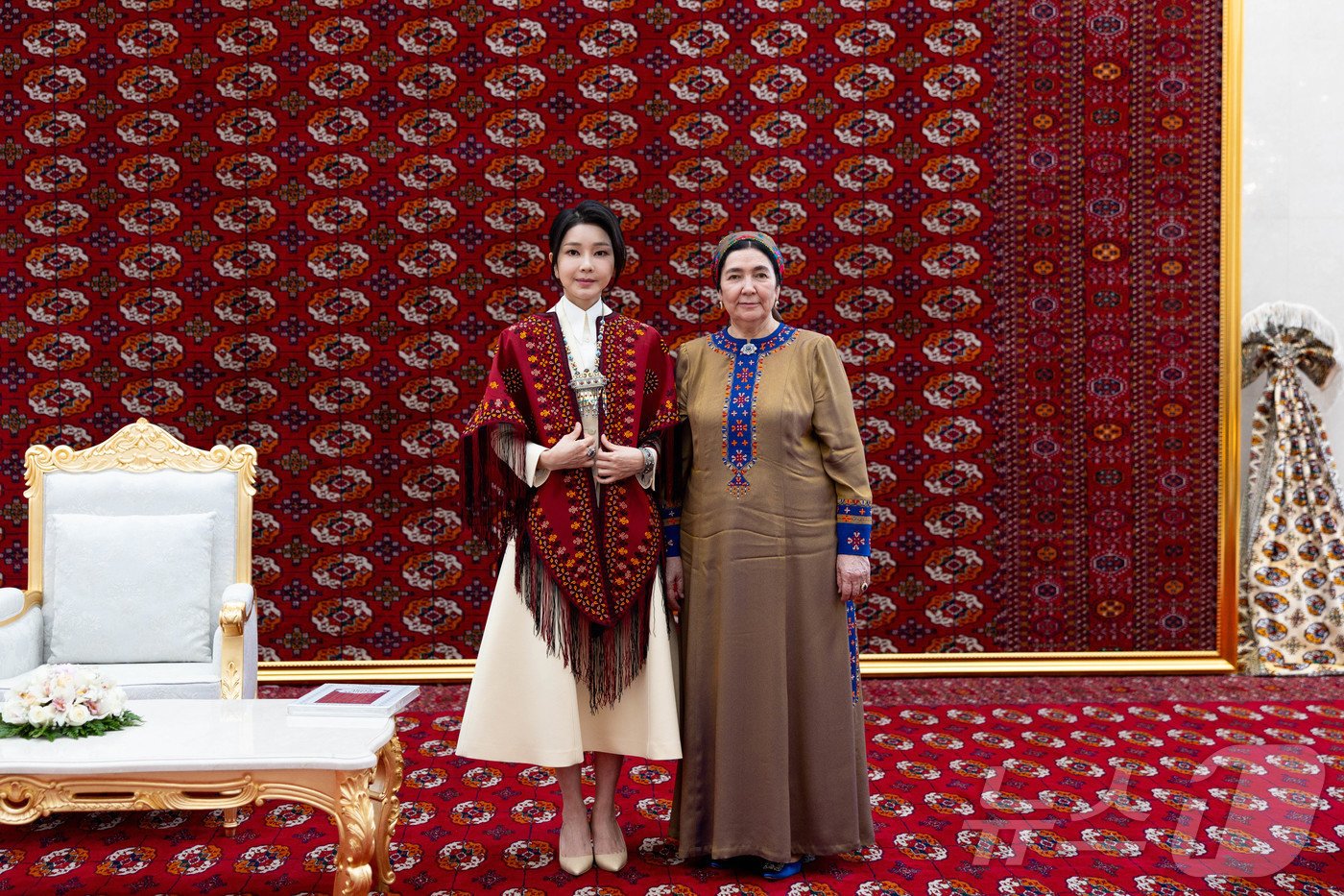 본문 이미지 - 김건희 여사 11일(현지시간) 투르크메니스탄 아시가바트 한 호텔에서 가진 투르크메니스탄 국가최고지도자 겸 인민이사회 의장인 구르반굴리 베르디무하메도프 전 대통령 부부와의 친교오찬에서 투르크 전통의상을 선물받은 뒤 베르디무하메도프 여사와 기념촬영을 하고 있다. (대통령실 제공) 2024.6.12/뉴스1 ⓒ News1 송원영 기자