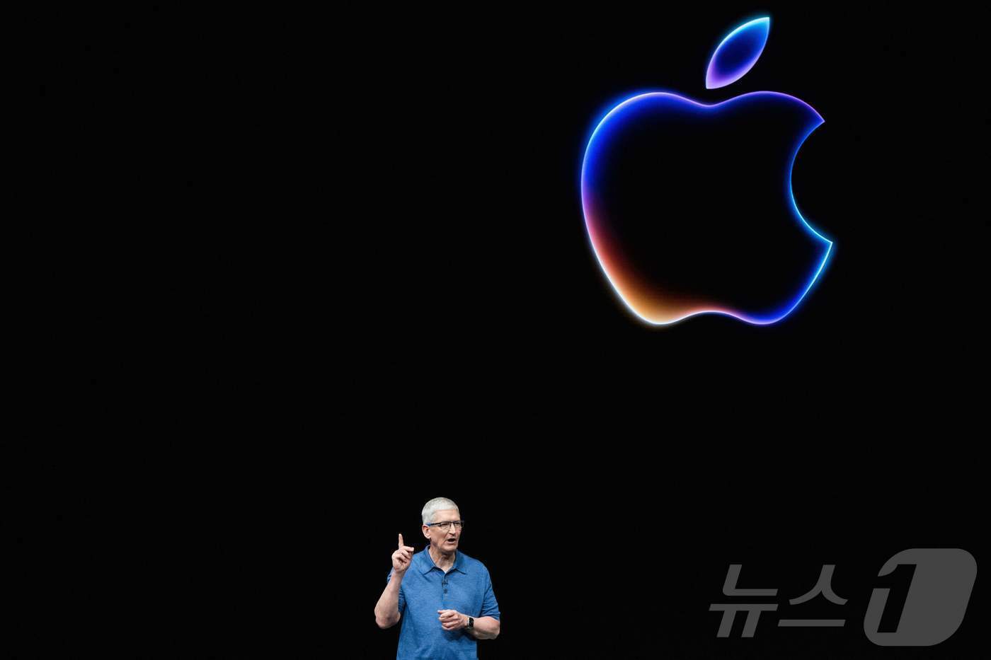 본문 이미지 - 팀 쿡 애플 CEO가 10일(현지시각) 캘리포니아주 쿠퍼티노의 애플파크에서 열린 세계개발자회의(WWDC24)에서 애플의 AI 기능을 소개하고 있다. 2024.06.12 ⓒ AFP=뉴스1 ⓒ News1 우동명 기자
