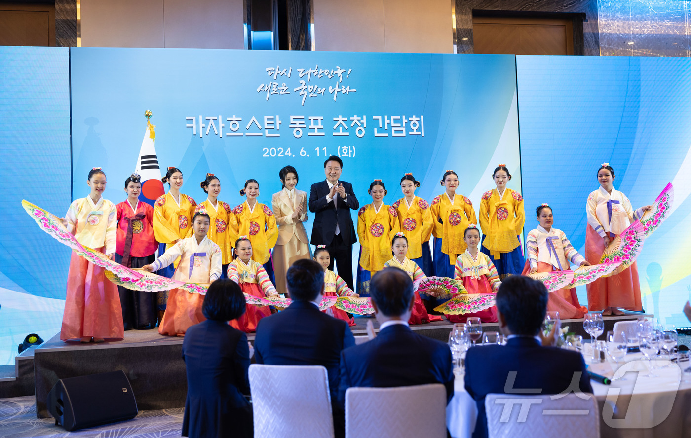 (서울=뉴스1) 송원영 기자 = 윤석열 대통령과 김건희 여사가 11일(현지시간) 카자흐스탄 아스타나의 한 호텔에서 열린 고려인 동포·재외국민 초청 간담회에 참석해 고려인 동포 청소 …
