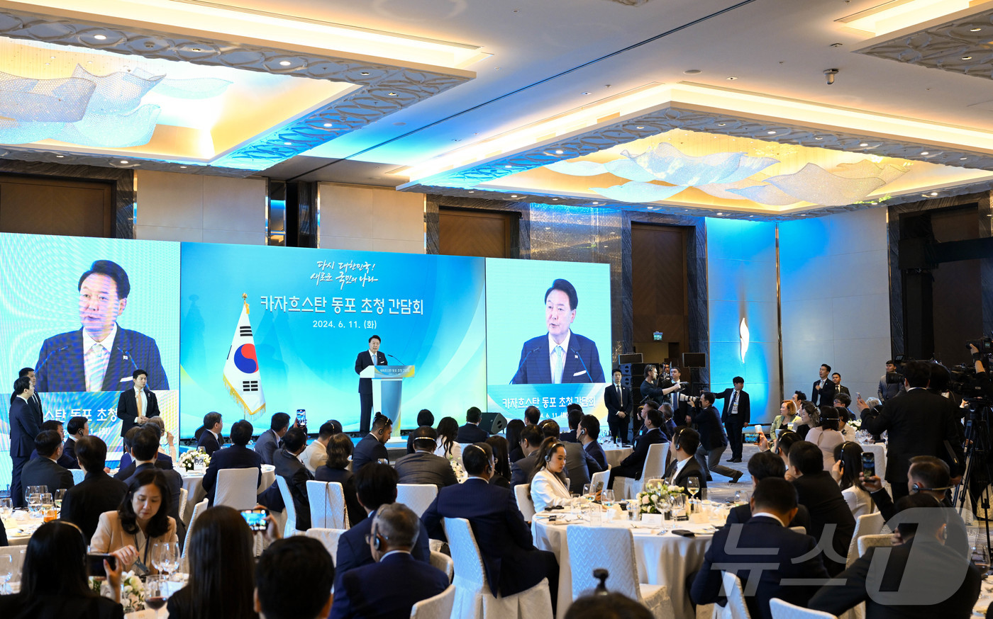 (서울=뉴스1) 송원영 기자 = 윤석열 대통령이 11일(현지시간) 카자흐스탄 아스타나의 한 호텔에서 열린 고려인 동포·재외국민 초청 간담회에서 격려사를 하고 있다. (대통령실 제공 …