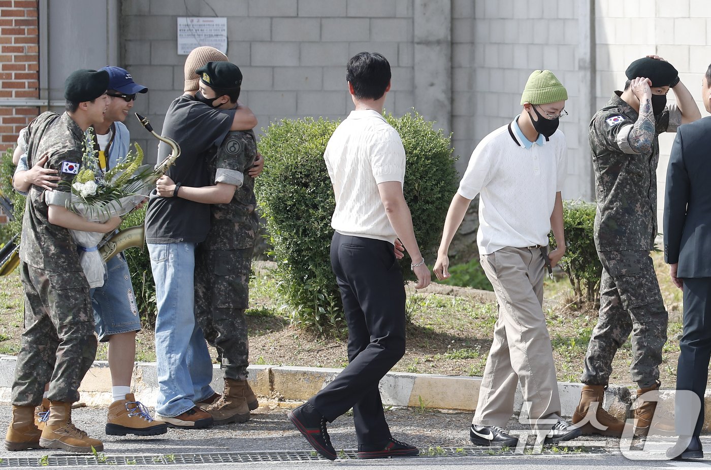 본문 이미지 - 그룹 방탄소년단(BTS) RM, 지민, 뷔, 제이홉이 12일 오전 경기도 연천 소재 육군 제5보병사단 신병교육대대에서 육군 현역으로 군 복무를 마친 진을 축하하고 있다. 2024.6.12/뉴스1 ⓒ News1 권현진 기자