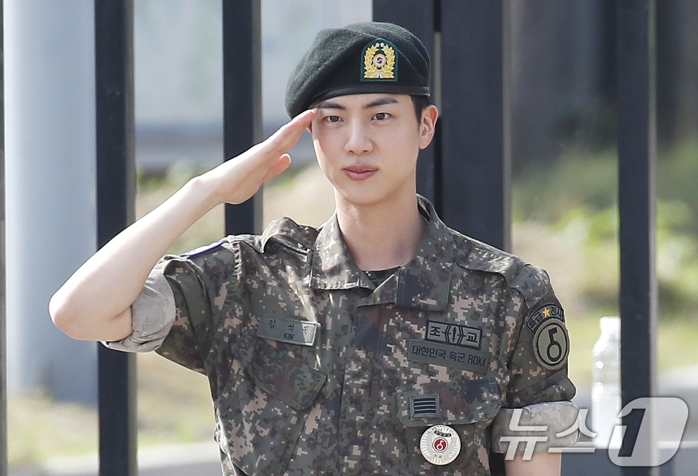 본문 이미지 - 그룹 방탄소년단(BTS) 진이 12일 오전 경기도 연천 소재 육군 제5보병사단 신병교육대대에서 육군 현역으로 군 복무를 마친 뒤 인사를 하고 있다. 2024.6.12/뉴스1 ⓒ News1 권현진 기자