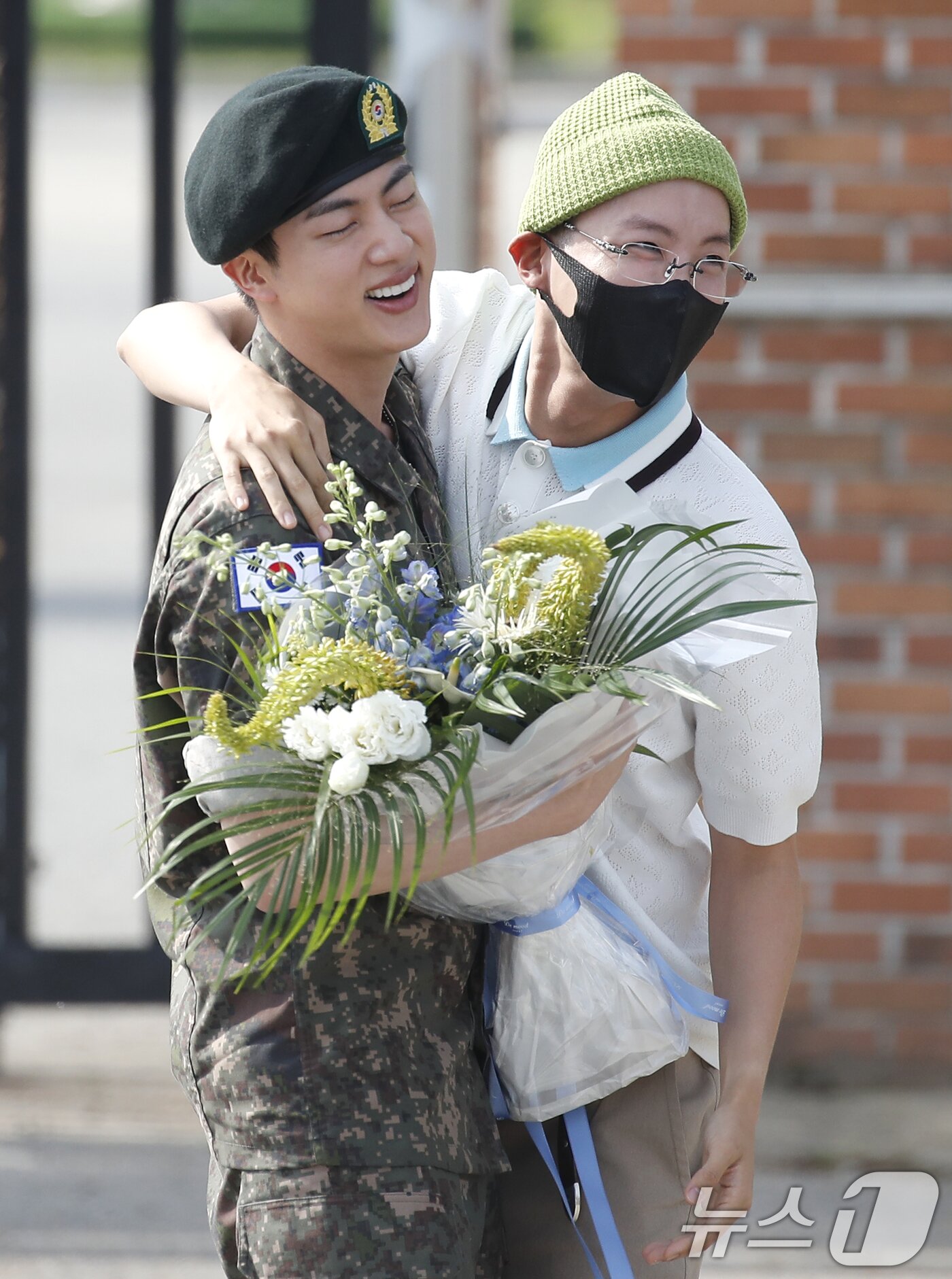 본문 이미지 - 그룹 방탄소년단(BTS) 진이 12일 오전 경기도 연천 소재 육군 제5보병사단 신병교육대대에서 육군 현역으로 군 복무를 마친 뒤 제이홉(오른쪽)의 축하를 받고 있다. ⓒ News1 권현진 기자