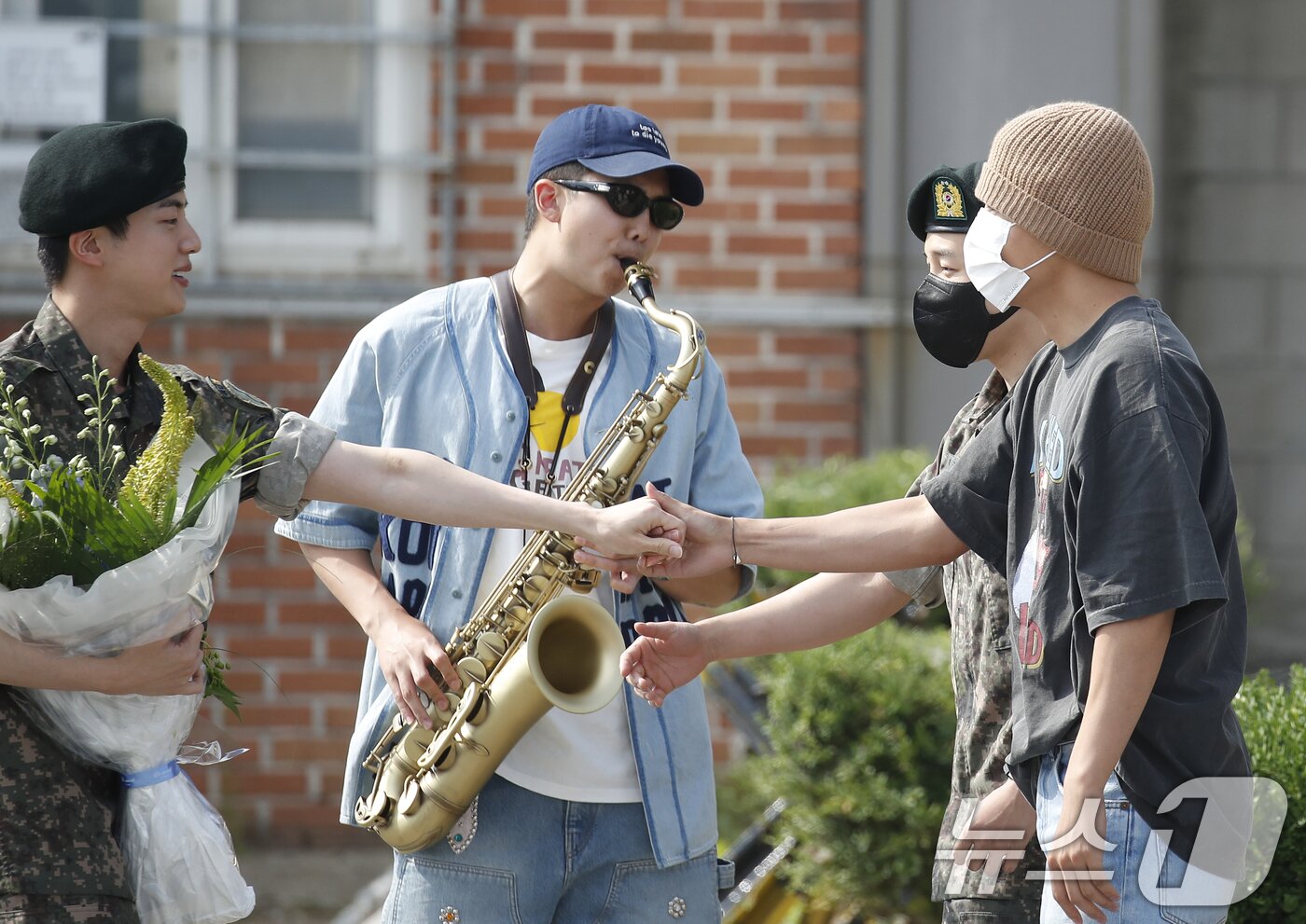 본문 이미지 - 그룹 방탄소년단(BTS) 뷔(오른쪽)가 12일 오전 경기도 연천 소재 육군 제5보병사단 신병교육대대에서 육군 현역으로 군 복무를 마친 진(왼쪽)을 축하하고 있다. ⓒ News1 권현진 기자