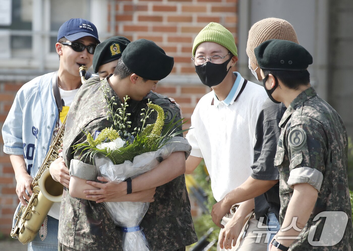 본문 이미지 - 그룹 방탄소년단(BTS) RM, 지민, 제이홉, 뷔, 정국이 12일 오전 경기도 연천 소재 육군 제5보병사단 신병교육대대에서 육군 현역으로 군 복무를 마친 진(왼쪽)을 축하하고 있다. 2024.6.12/뉴스1 ⓒ News1 권현진 기자