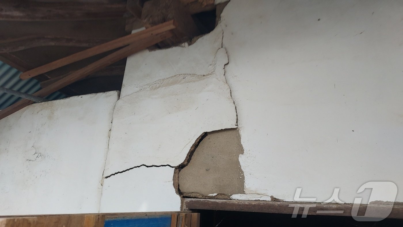 본문 이미지 - 12일 오전 8시 26분께 전북 부안군 남남서쪽 4㎞ 지역에서 규모 4.8 지진이 발생했다. 지진으로 부안 보안면 상입석리 창고 벽체 갈라진 모습&#40;전북소방 제공&#41;2024.6.12/뉴스1 ⓒ News1 강교현 기자