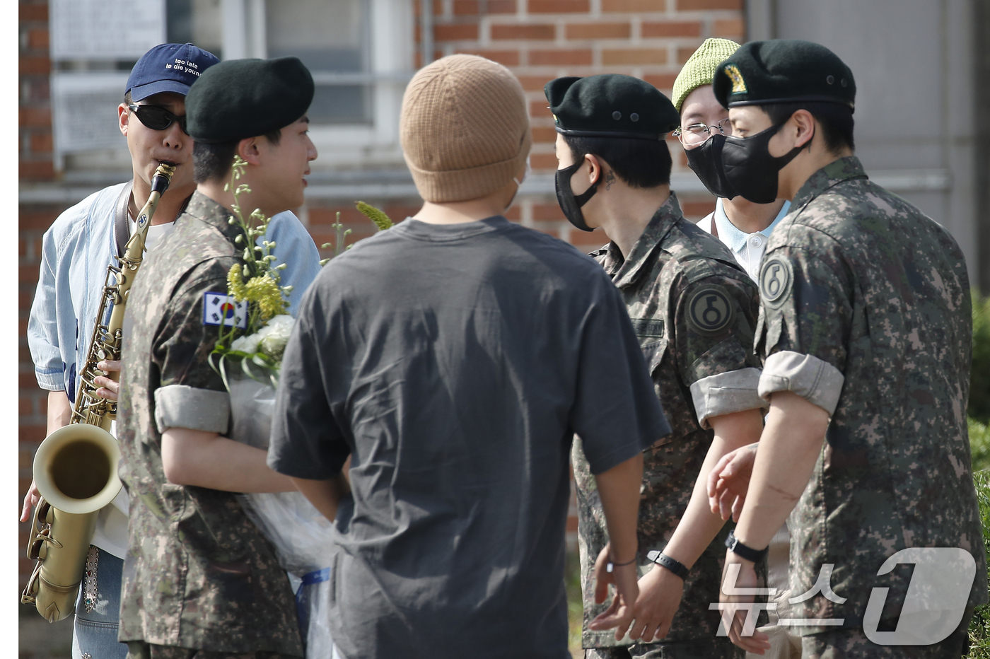 (연천=뉴스1) 권현진 기자 = 그룹 방탄소년단(BTS) RM, 지민, 제이홉, 뷔, 정국이 12일 오전 경기도 연천 소재 육군 제5보병사단 신병교육대대에서 육군 현역으로 군 복무 …