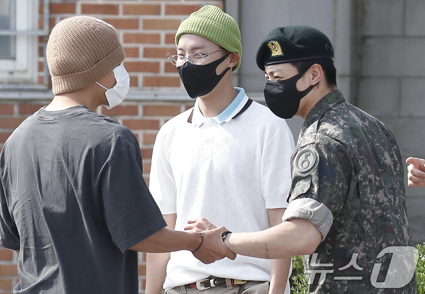 본문 이미지 - 그룹 방탄소년단(BTS) 정국(오른쪽)이 12일 오전 경기도 연천 소재 육군 제5보병사단 신병교육대대에서 지민과 인사를 나누고 있다. ⓒ News1 권현진 기자
