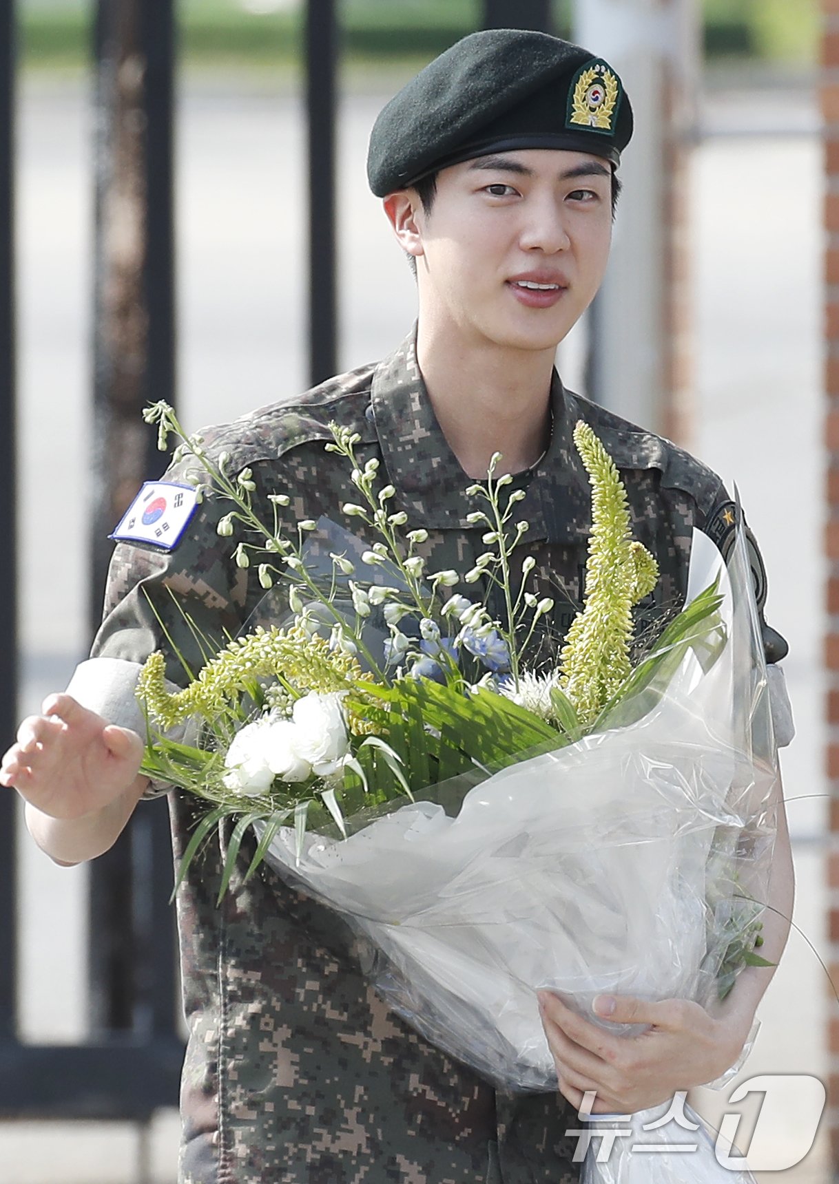 본문 이미지 - 그룹 방탄소년단(BTS) 진이 12일 오전 경기도 연천 소재 육군 제5보병사단 신병교육대대에서 육군 현역으로 군 복무를 마친 뒤 인사를 하고 있다. ⓒ News1 권현진 기자