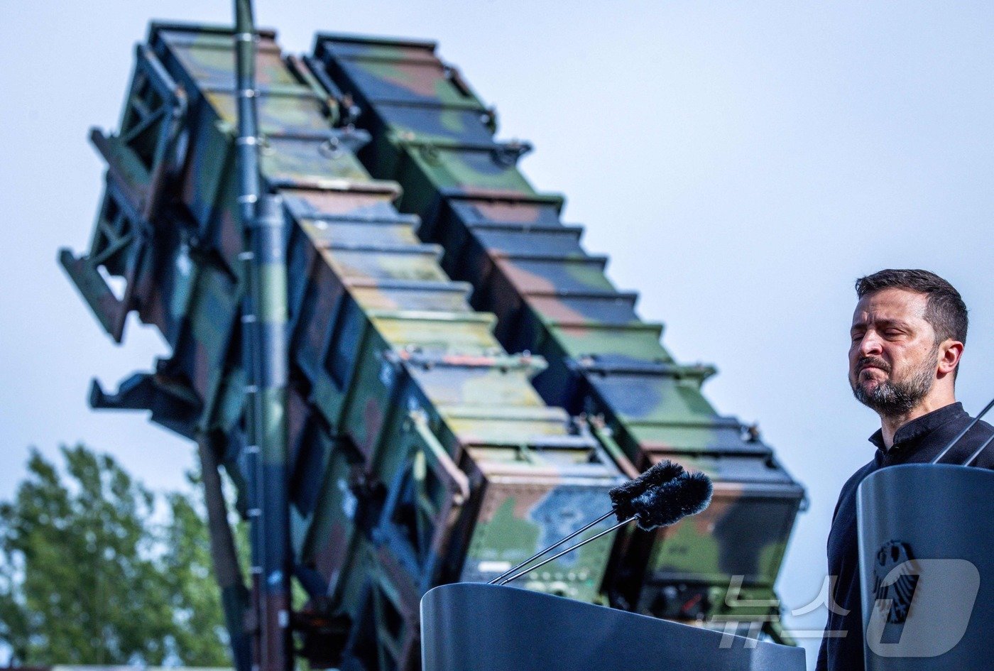 본문 이미지 - 볼로디미르 젤렌스키 우크라이나 대통령이 지난 6월 우크라이나 군이 패트리어트 방공 미사일 시스템 훈련을 받고 있는 독일 메클렌부르크 포어포레른에 있는 훈련소를 보리스 피스토리우스 독일 국방장관과 방문해 기자회견을 하는 모습.  2024.06.11. ⓒ AFP=뉴스1 ⓒ News1 우동명 기자