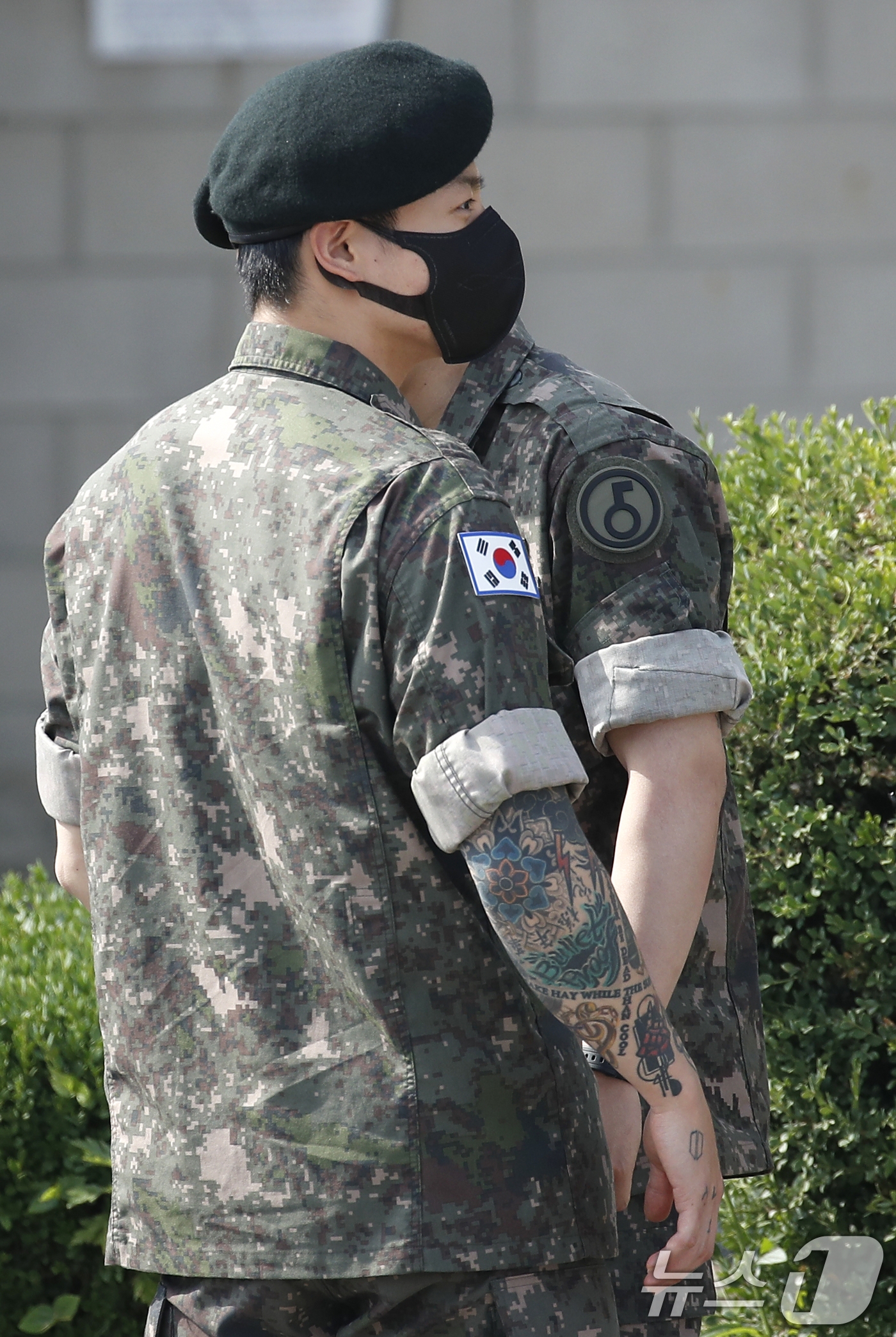 (연천=뉴스1) 권현진 기자 = 그룹 방탄소년단(BTS) 정국이 12일 오전 경기도 연천 소재 육군 제5보병사단 신병교육대대에서 육군 현역으로 군 복무를 마친 진을 축하하고 있다. …
