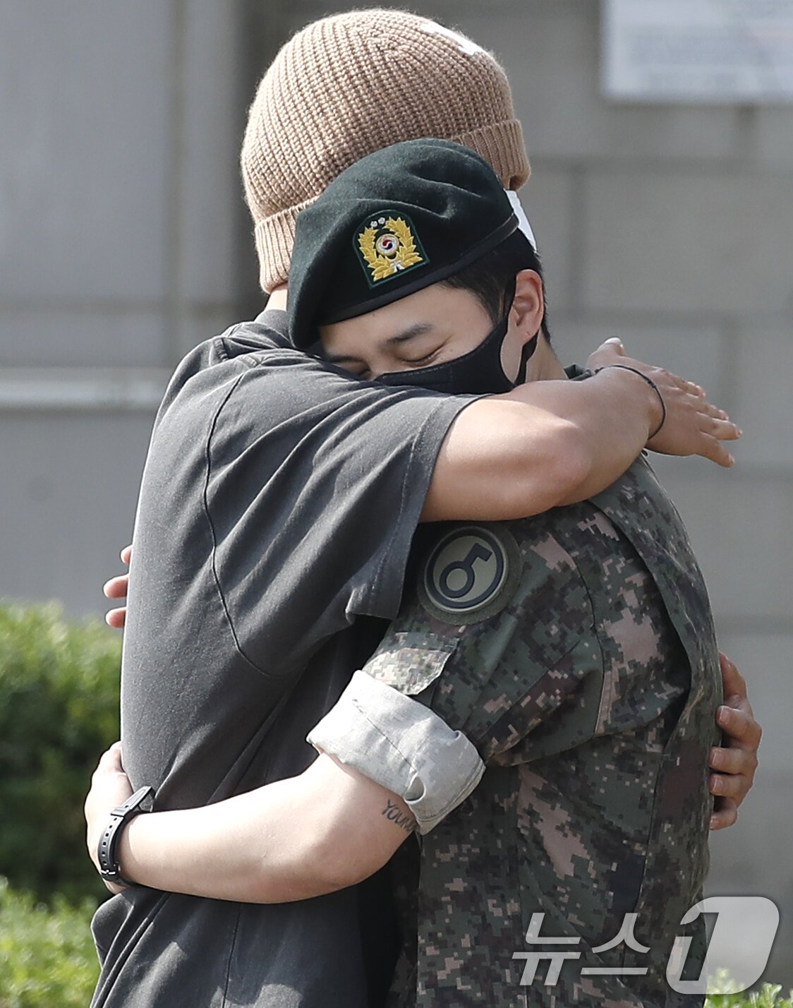 본문 이미지 - 그룹 방탄소년단(BTS) 뷔와 지민(오른쪽)이 12일 오전 경기도 연천 소재 육군 제5보병사단 신병교육대대에서 인사를 나누고 있다. ⓒ News1 권현진 기자