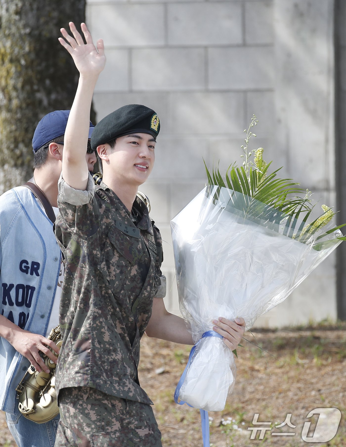 그룹 방탄소년단&#40;BTS&#41; 진이 12일 오전 경기도 연천 소재 육군 제5보병사단 신병교육대대에서 육군 현역으로 군 복무를 마친 뒤 인사를 하고 있다. 2024.6.12/뉴스1 ⓒ News1 권현진 기자