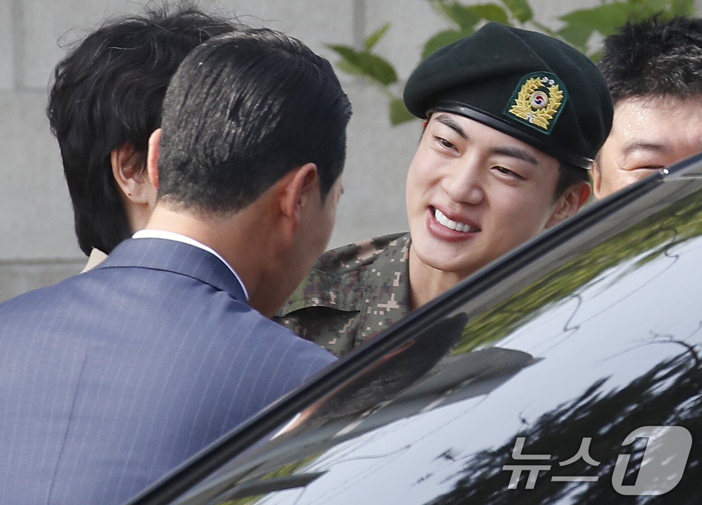 본문 이미지 - 그룹 방탄소년단(BTS) 진이 12일 오전 경기도 연천 소재 육군 제5보병사단 신병교육대대에서 육군 현역으로 군 복무를 마친 뒤 눈시울을 붉히며 관계자와 인사를 나누고 있다. ⓒ News1 권현진 기자