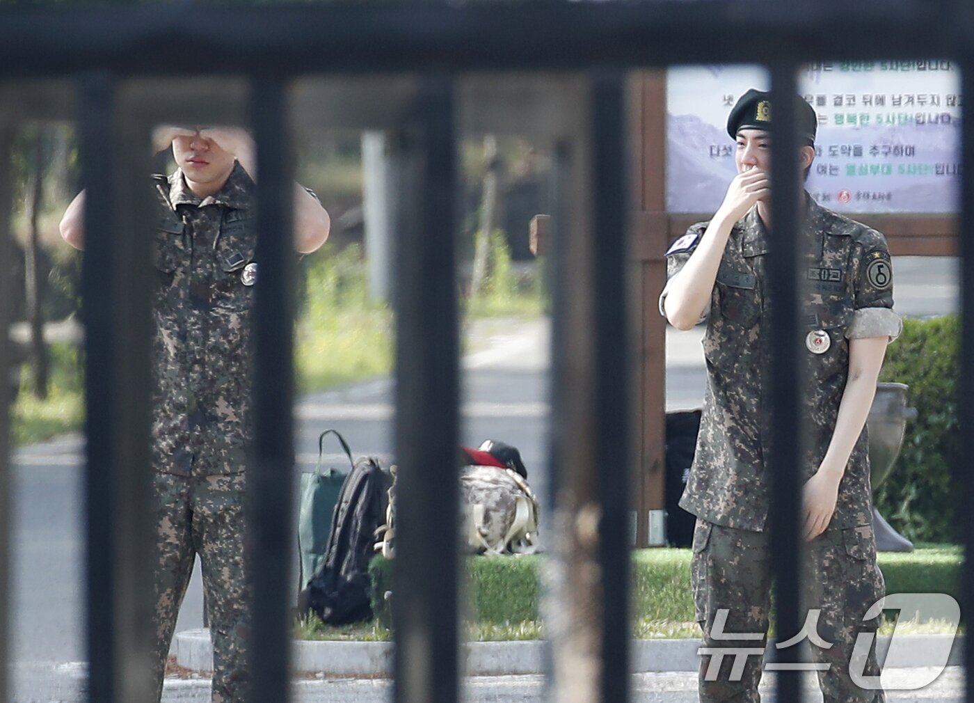 본문 이미지 - 그룹 방탄소년단(BTS) 진이 12일 오전 경기도 연천 소재 육군 제5보병사단 신병교육대대에서 육군 현역으로 군 복무를 마친 뒤 병사들과 인사를 나눈 뒤 눈물을 흘리고 있다.  ⓒ News1 권현진 기자