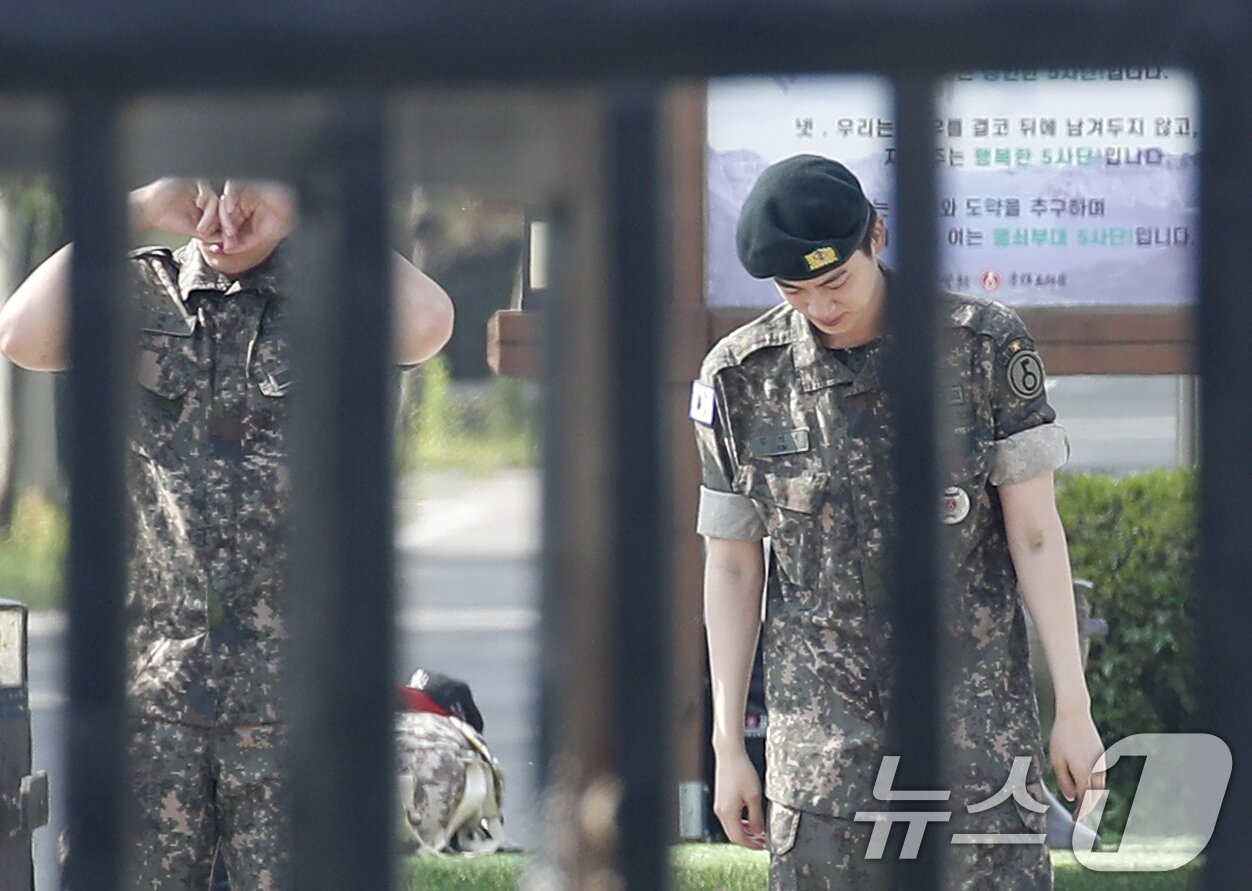 본문 이미지 - 그룹 방탄소년단(BTS) 진이 12일 오전 경기도 연천 소재 육군 제5보병사단 신병교육대대에서 육군 현역으로 군 복무를 마친 뒤 병사들과 인사를 나눈 뒤 눈물을 흘리고 있다. ⓒ News1 권현진 기자