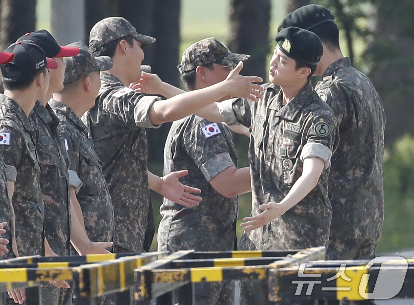 본문 이미지 - 그룹 방탄소년단&#40;BTS&#41; 진이 12일 오전 경기도 연천 소재 육군 제5보병사단 신병교육대대에서 육군 현역으로 군 복무를 마친 뒤 병사들과 인사를 나누고 있다. 2024.6.12/뉴스1 ⓒ News1 권현진 기자