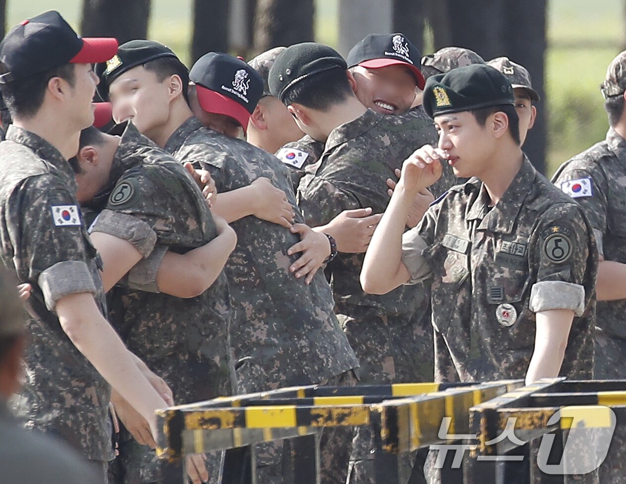 본문 이미지 - 그룹 방탄소년단(BTS) 진이 12일 오전 경기도 연천 소재 육군 제5보병사단 신병교육대대에서 육군 현역으로 군 복무를 마친 뒤 병사들과 인사를 나누며 눈물을 흘리고 있다. 2024.6.12/뉴스1 ⓒ News1 권현진 기자