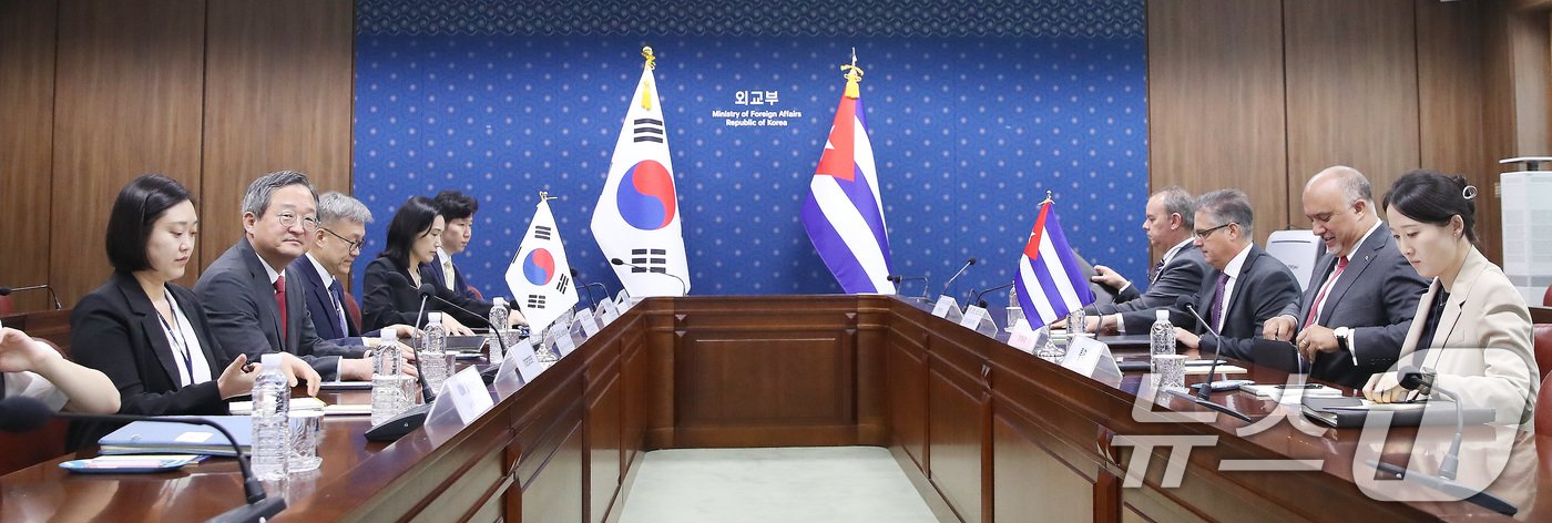 본문 이미지 - 정병원 외교부 차관보가 12일 오전 서울 도렴동 외교부 청사에서 카를로스 미겔 페레이라 에르난데스 쿠바 외교부 양자총국장과 면담을 갖고 있다. 2024.6.12/뉴스1 ⓒ News1 임세영 기자