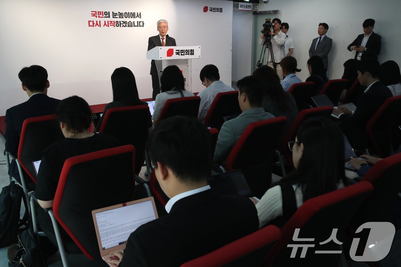 본문 이미지 - 여상규 국민의힘 당헌·당규 개정특별위원회 위원장이 12일 오전 서울 여의도 당사에서 당헌당규 개정 특별위원회 결정사항을 발표하고 있다. 2024.6.12/뉴스1 ⓒ News1 이광호 기자