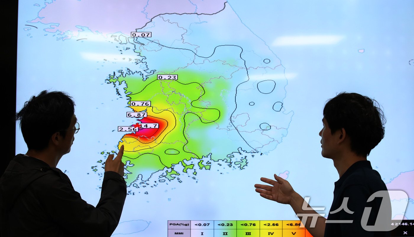 본문 이미지 - 전북 부안군 남남서쪽 4㎞ 부근 지역에서 규모 4.8 지진이 발생한 가운데 12일 대전 유성구 한국지질자원연구원 지진종합상황실에서 지진분석자들이 상황을 분석하고 있다. 2024.6.12/뉴스1 ⓒ News1 김기태 기자