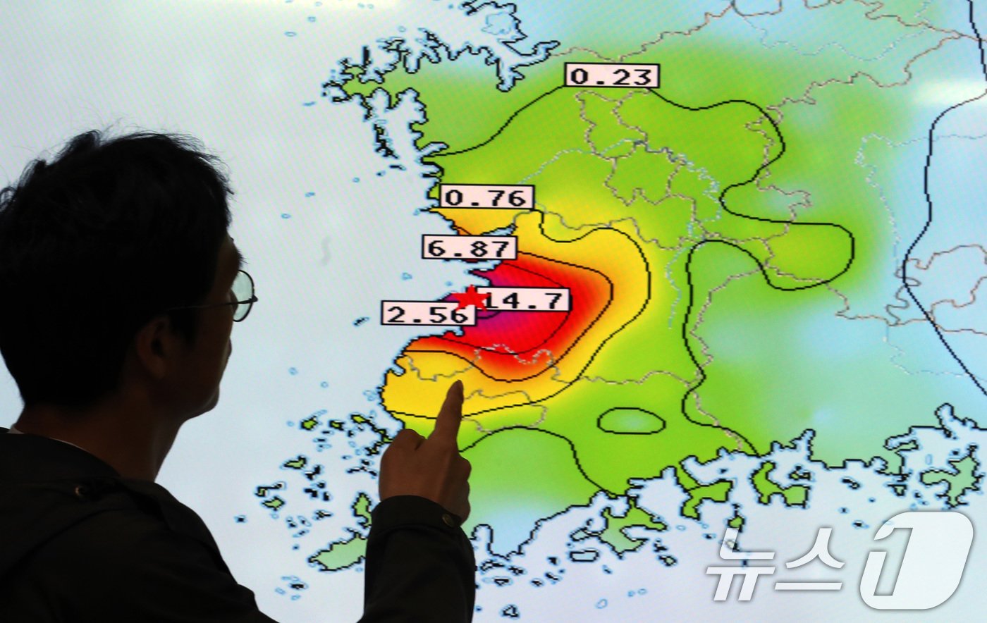본문 이미지 - 전북 부안군 남남서쪽 4㎞ 부근 지역에서 규모 4.8 지진이 발생한 가운데 12일 대전 유성구 한국지질자원연구원 지진종합상황실에서 지진분석자들이 상황을 분석하고 있다.  2024.6.12/뉴스1 ⓒ News1 김기태 기자