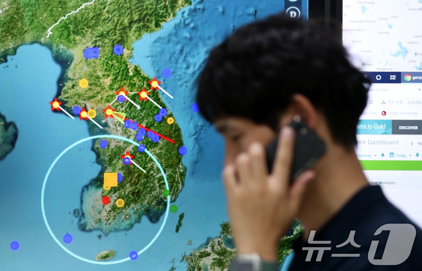 본문 이미지 - 전북 부안군 남남서쪽 4㎞ 부근 지역에서 규모 4.8 지진이 발생한 가운데 12일 대전 유성구 한국지질자원연구원 지진종합상황실에서 지진분석자들이 상황을 분석하고 있다.2024.6.12/뉴스1 ⓒ News1 김기태 기자