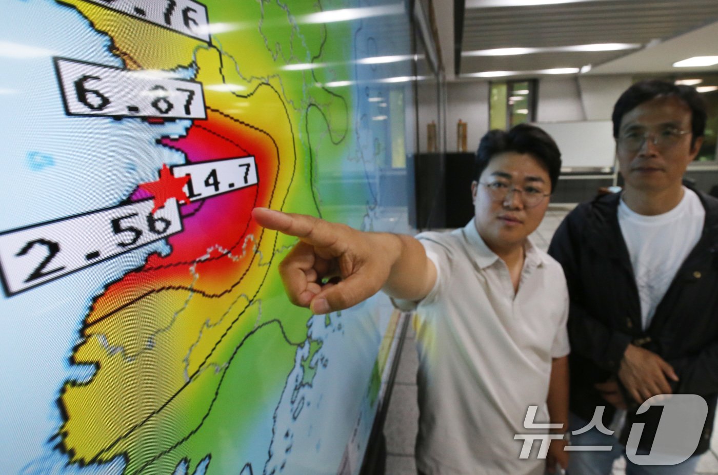 본문 이미지 - 전북 부안군 남남서쪽 4㎞ 부근 지역에서 규모 4.8 지진이 발생한 가운데 12일 대전 유성구 한국지질자원연구원 지진종합상황실에서 지진분석자들이 상황을 분석하고 있다.  2024.6.12/뉴스1 ⓒ News1 김기태 기자