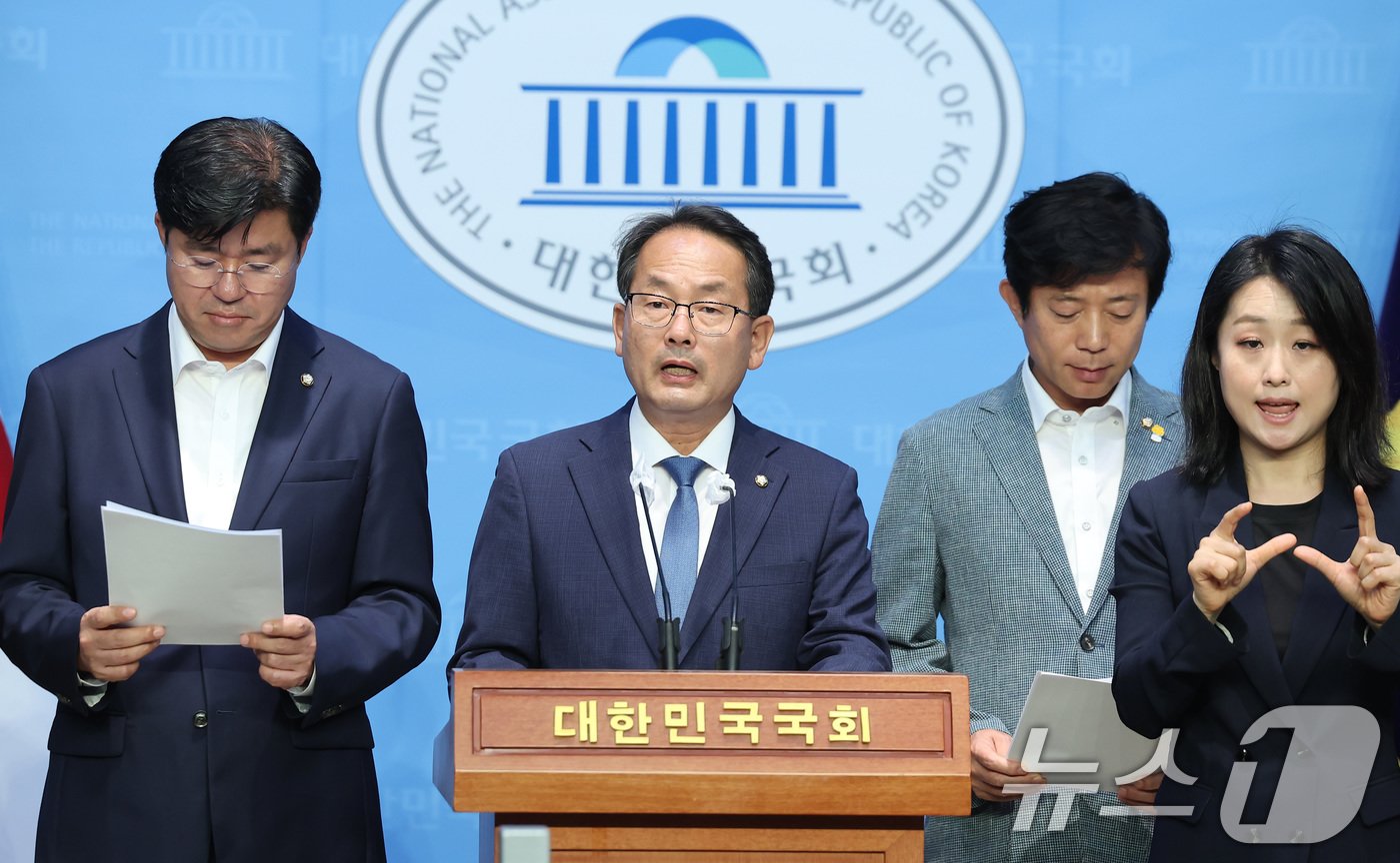 국회 정무위원회 소속 더불어민주당 강준현 의원 등이 서울 여의도 국회 소통관에서 기자회견을 하고 있다. 2024.6.12/뉴스1 ⓒ News1 김민지 기자