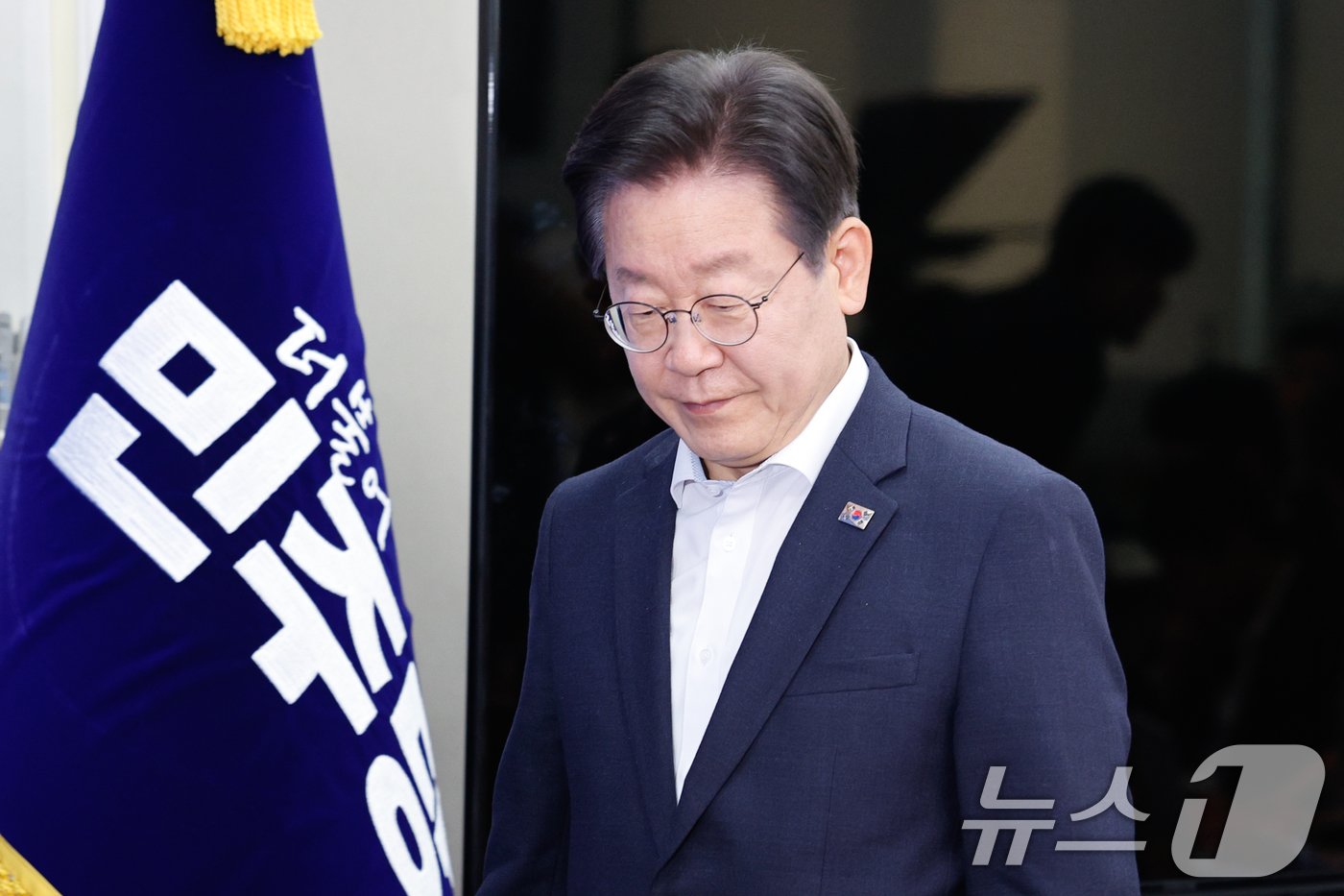 본문 이미지 - 이재명 더불어민주당 대표가 12일 오전 서울 여의도 국회에서 열린 최고위원회의에 입장하고 있다. 2024.6.12/뉴스1 ⓒ News1 안은나 기자