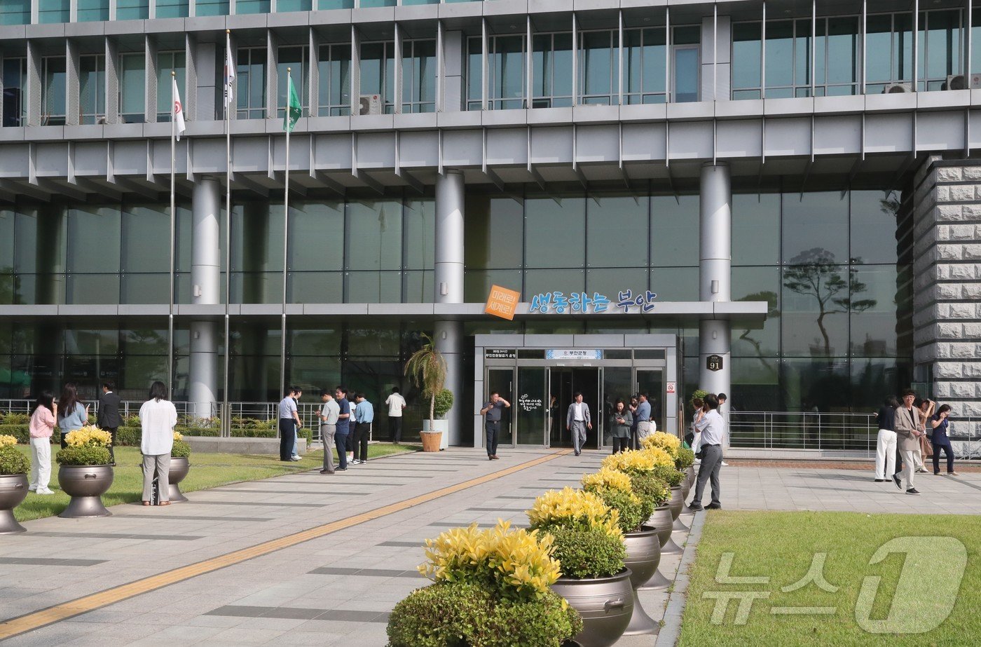 본문 이미지 - 전북특별자치도 부안지역에서 4.8 규모의 지진이 발생한 12일 부안군청에서 직원들이 지진이 발생하자 청사 밖 건물로 나와 대피를 하고 있다. &#40;부안군청 제공&#41;2024.6.12/뉴스1 ⓒ News1 박제철 기자