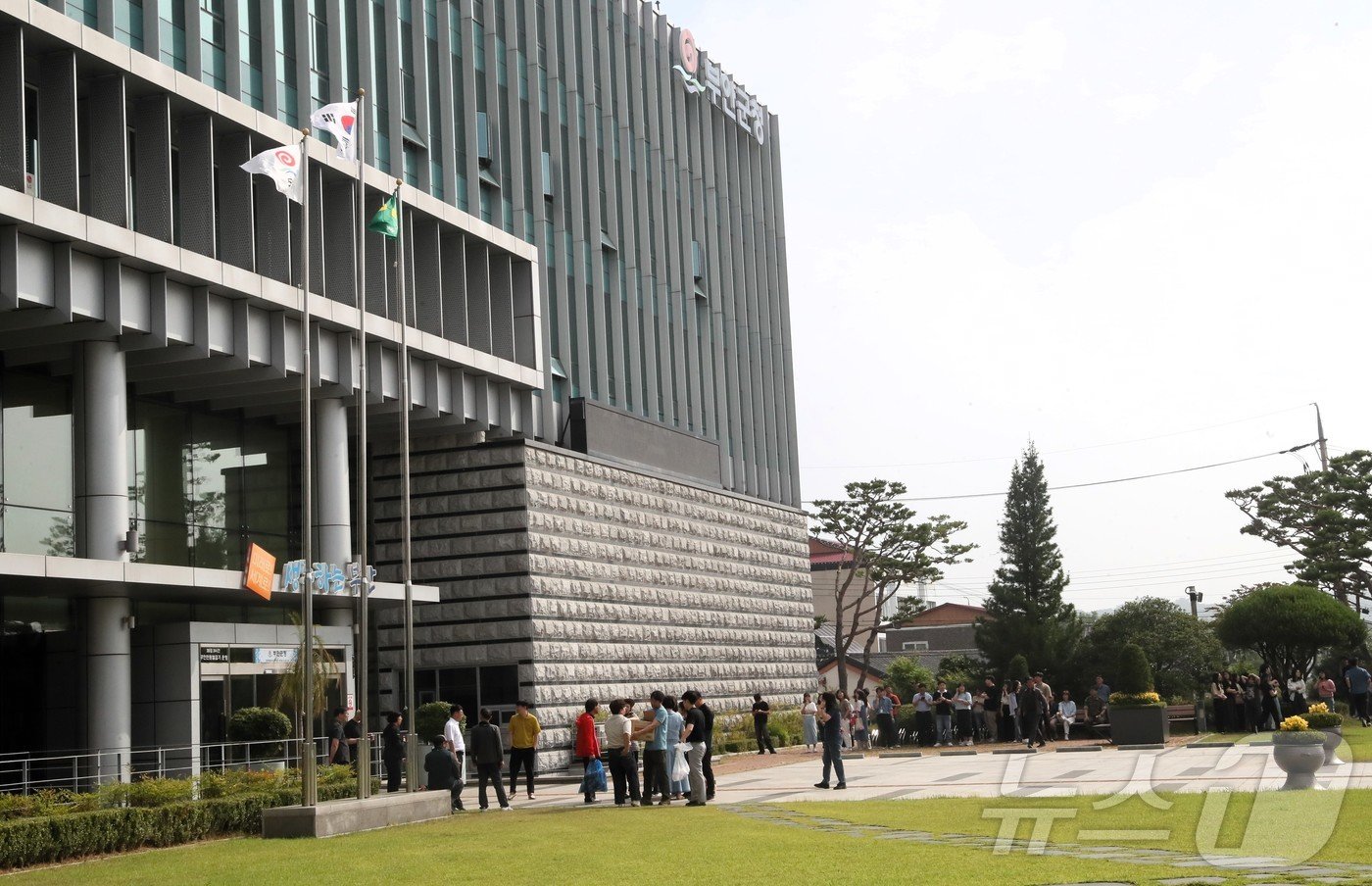 본문 이미지 - 전북특별자치도 부안지역에서 4.8 규모의 지진이 발생한 12일 부안군청에서 직원들이 지진이 발생하자 청사 밖 건물로 나와 대피를 하고 있다. &#40;부안군청 제공&#41;2024.6.12/뉴스1 ⓒ News1 박제철 기자