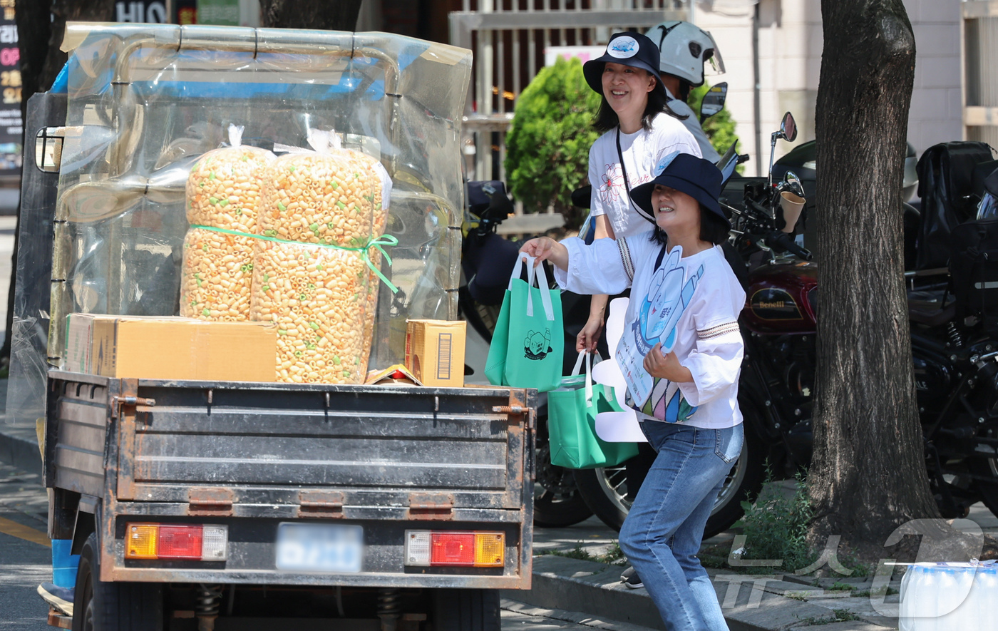 (서울=뉴스1) 김도우 기자 = 12일 오전 서울 중구 청계천 장통교에서 열린 2024년 이동노동자 생수나눔 공동사업단 주최 '폭염대비 이동노동자 생수나눔 캠페인'에서 한 이동노동 …